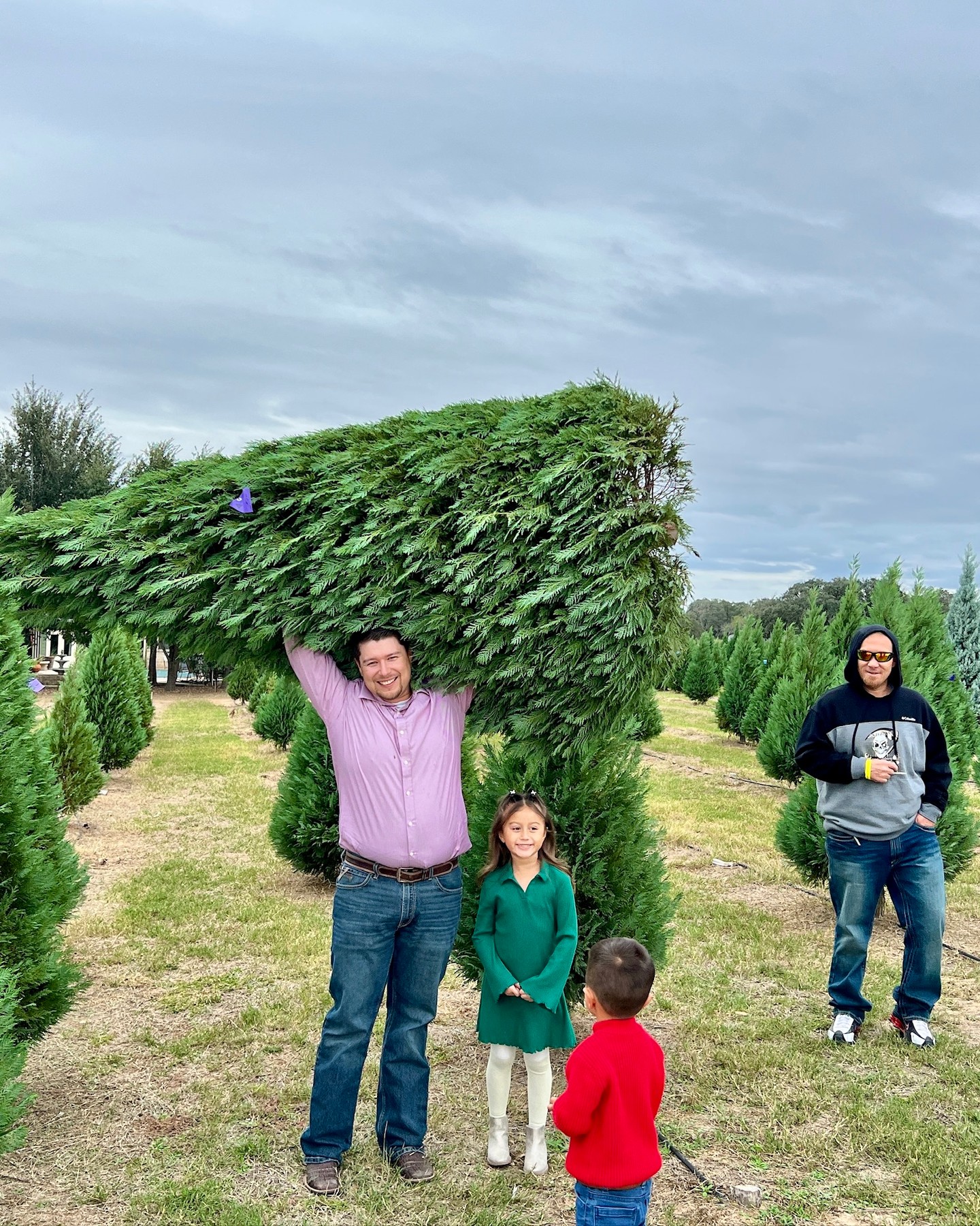 The best way to spend a weekend day this Christmas season! 📍 Devine Acres Farm, just outside SATX!
🎄 Christmas Trees (cut your own & pre-cut)
🎅🏼 Santa
❄️ Texas Snow
💐 Christmas Bouquet Bar
🍔 Festival Food
🍺 Adult Bevs
🍦 Crazy Milkshakes
🐐 Farm Animals & Shows
🎯 Tons of Activities
✨ Beautiful Christmas Displays
📸 Photo Ops
🎶 Live Music
🎣 Catch & Release Fishing
🤩 And MORE!!
Saturdays 10-8 & Sundays 10-6
🎟️ Tickets sold online devinesacresfarm.com