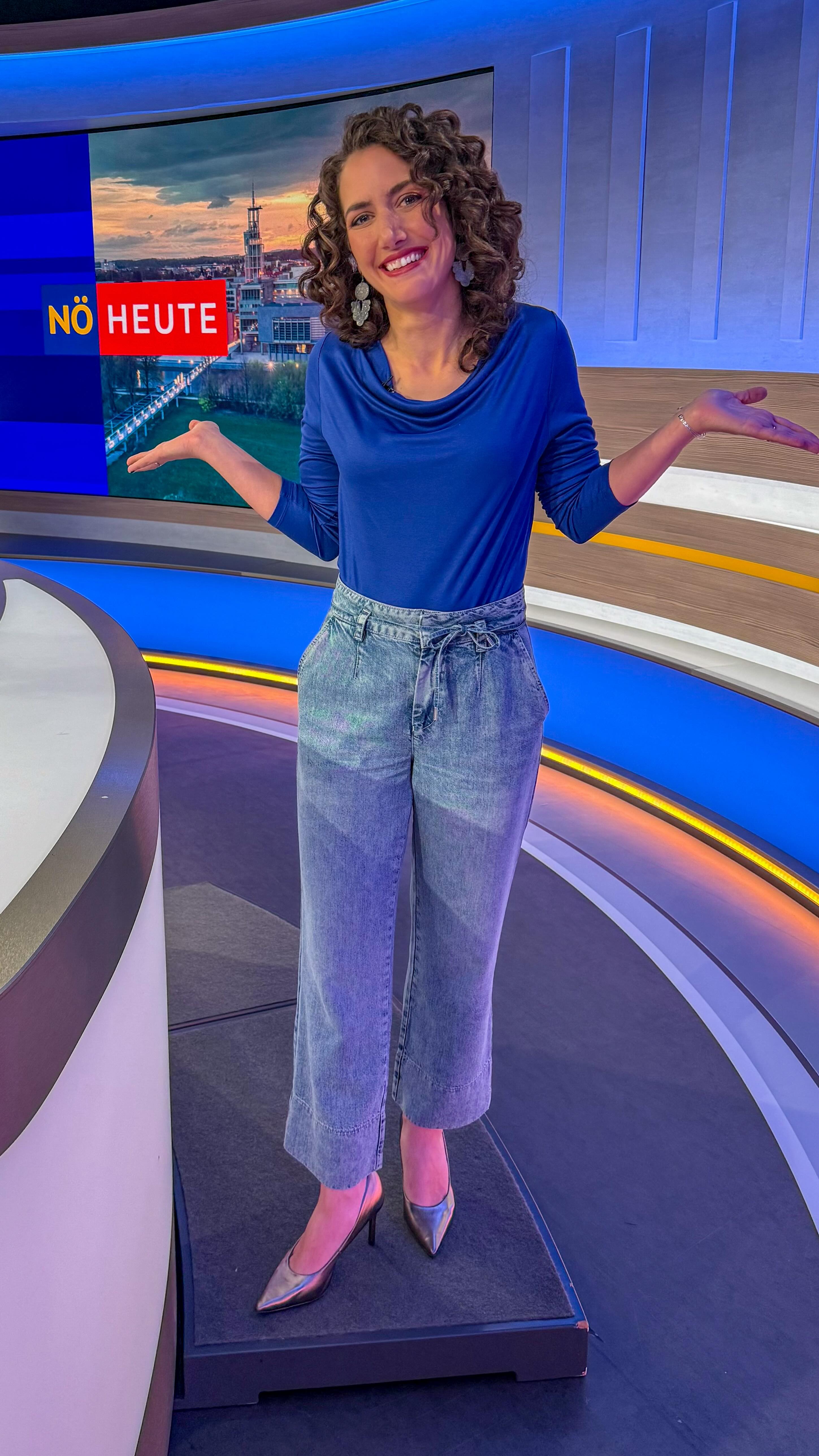 B i s s c h e n S c h u m m e l n 🤫 Genau den Satz hab ich erst letztens wieder gehört. Und was soll ich sagen: Ohne Highheels und Stockerl gibts keine Sendung 😅
.
.
.
.
.
#behindthescenes #orf #noeheute