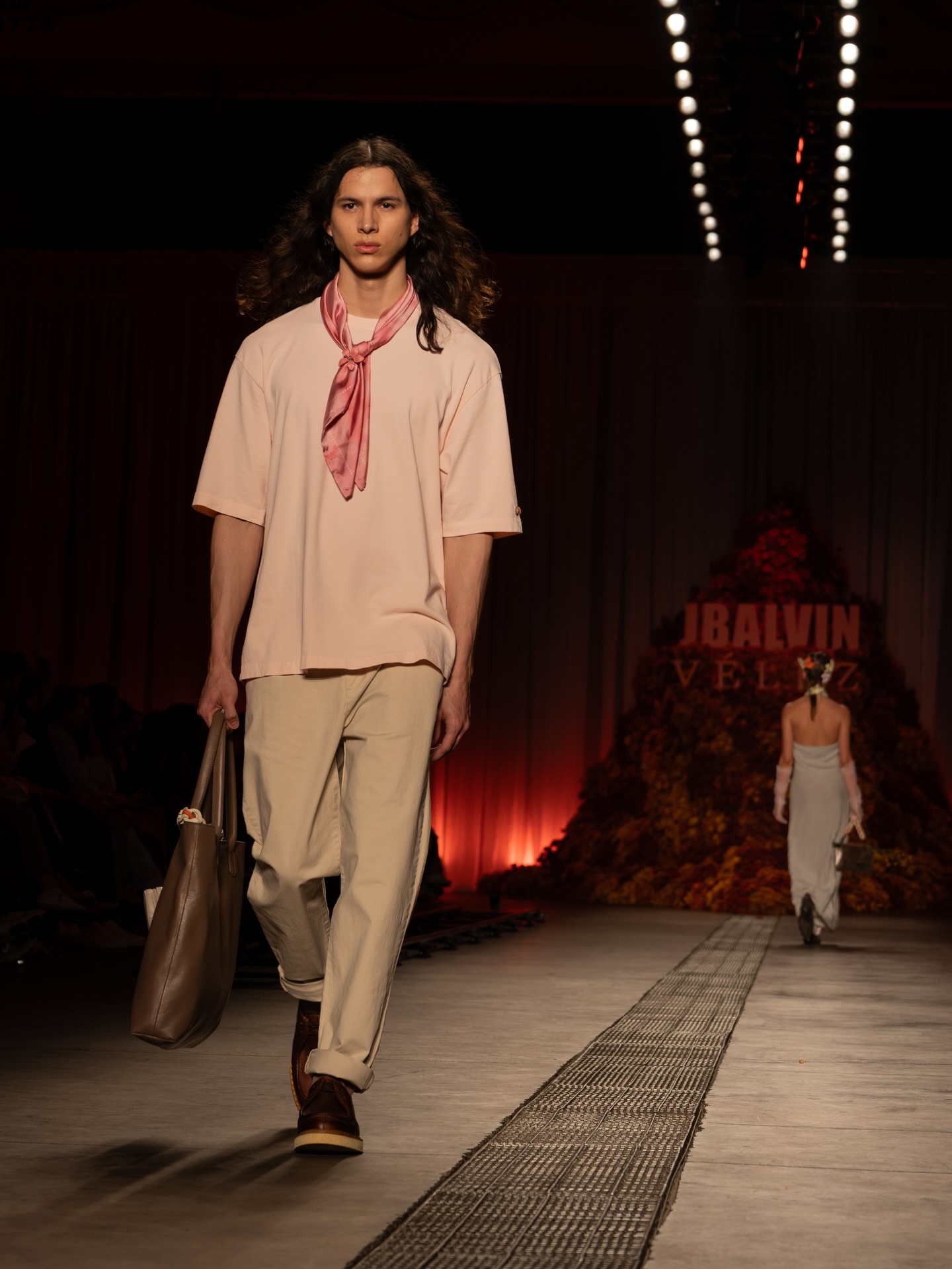 🌼 Beyond flower @velezartisan x @jbalvin
📌 Nota completa en Bloggaleriadearte.com
Previo al inicio de los conciertos del artista en Colombia— potenció el mensaje de la colección: un homenaje a la Eterna Primavera y al espíritu vibrante de la ciudad. El evento se transformó de un lanzamiento de producto a una experiencia cultural inmersiva.