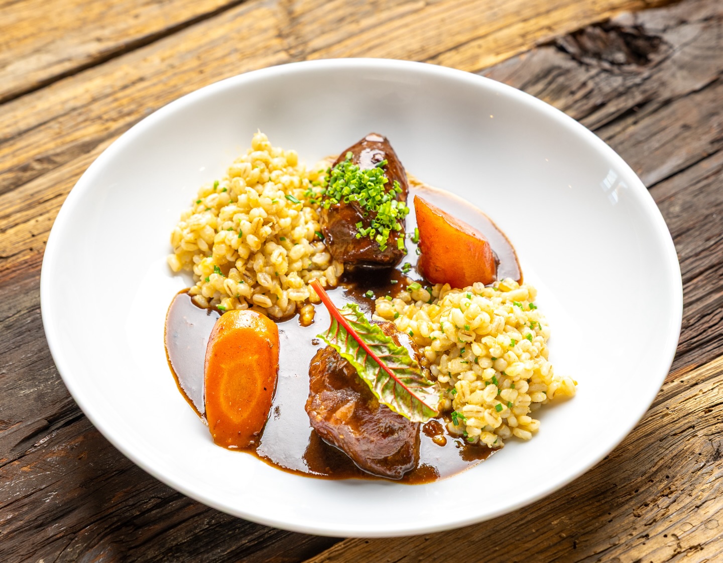 Unser Schweinsbackerl-
zart geschmort und serviert mit Rollgerste, Karotte und frischem Krautsalat.
Ein Teller voller Bodenständigkeit und ehrlichem Geschmack. 🤎🍽️
#holzhütte #leibnitz #leibnitzaktuell #neuesausderregion #südsteiermark #suedsteiermark #visitsuedsteiermark #visitsüdsteiermark #gasthaus #restaurant #wirtshaus #seggauberg #südsteiermark #seggauberg #leibnitz #weingartenliebe #regionalgenießen #wirtshauszeit #genussplatz
#FeineKüche #SaisonGenuss #RegionalGenießen #GourmetMoment #genusspur #Schweinsbackerl #Hausmannskost #RegionalGenießen #EhrlicheKüche #Saisonal #FoodLove #Genussmomente #Wirtshausküche #Soulfood #foodstagram