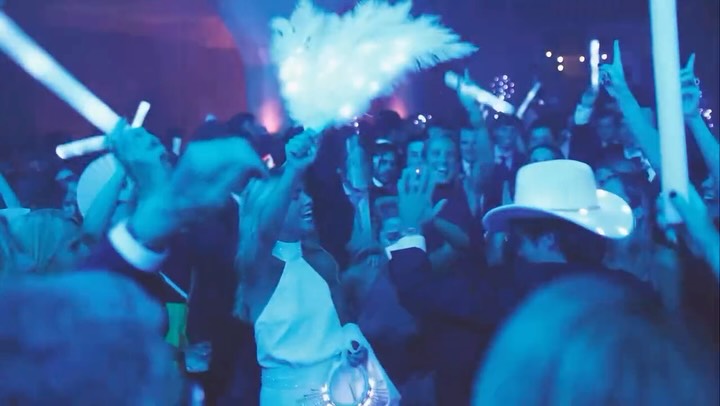 Así de espectacular fue la fiesta de Paty & Javi a cargo de @santafiesta.eventos en @casa_santonja_oficial 🪩✨🙌🏽
______
@patysanflo
@javimillet_
@lasbodasdearaventum
@cocottecatering
@latartanabodasyeventos