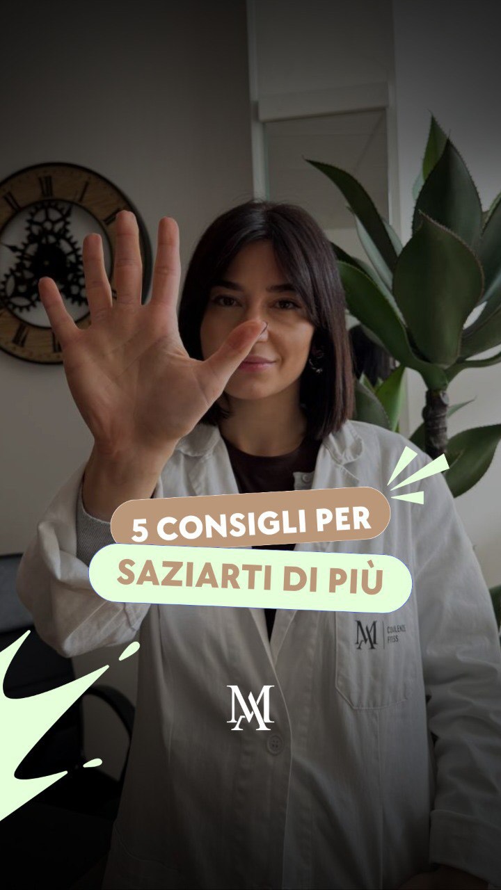 4 consigli per saziarti di più
1) Comincia il pasto con della verdura
Le verdure ti aiutano a saziarti prima grazie al volume e alle fibre. Creano un “effetto barriera” naturale che riduce i picchi di fame subito dopo il pasto. È uno dei modi più semplici per controllare la fame senza aggiungere calorie inutili.
2) Ad ogni pasto principale abbina sempre una fonte proteica
Le proteine sono il macronutriente più saziante.
3) Inserisci più alimenti ricchi di fibre
Le fibre rallentano la digestione, migliorano la digestione stessa e allungano il senso di pienezza per ore. Basta aggiungere legumi, cereali integrali, verdure più “croccanti” (come carote o finocchi). Sono piccole scelte che cambiano completamente la gestione della fame.
4) Evita di mangiare troppo velocemente
Il cervello impiega circa 15–20 minuti per percepire la sazietà. Se mangi in fretta, inevitabilmente mangerai più del necessario. Masticare con calma, appoggiare la forchetta tra un boccone e l’altro e respirare profondamente rende il pasto molto più controllato… e ti sazi prima.