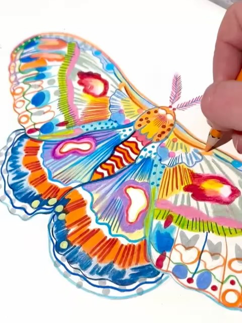 Le design est signé Aline Zalko. Il parle de la soie, de son patrimoine, de la magie de ses cocons et de ses papillons.
Il témoigne du Sud brut. Qu’on explore du Pic Saint Loup aux Cévennes. Une garrigue rocailleuse d’où jaillit du thym à fleurs modeste, à l’ombre des mûriers.
A l’âge d’or de la soie, les paysans y portaient un moucadou del col. Ca veut dire « mouchoir de cou » en occitan.