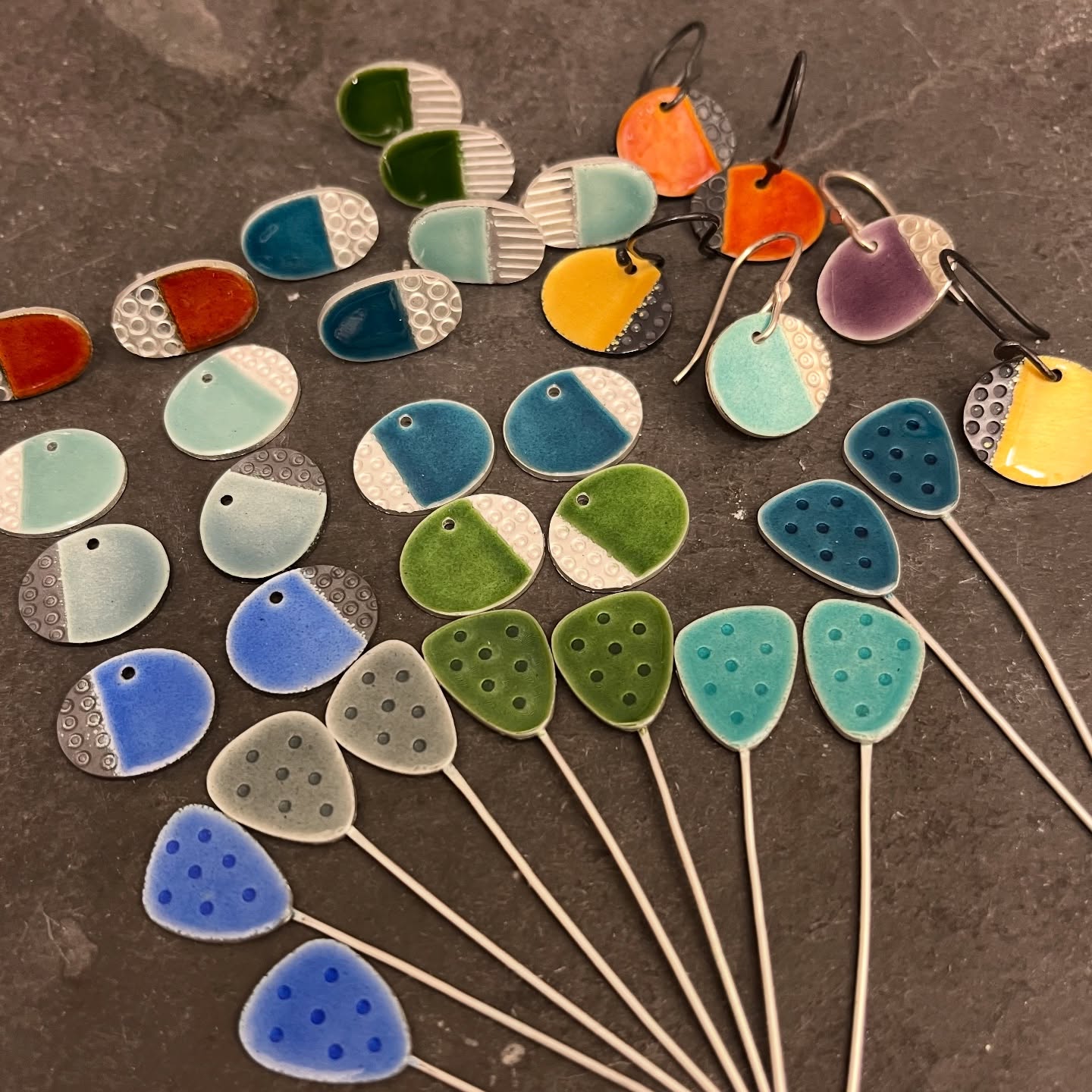 Making lots of small earrings for Open Studios at the weekend and on Sunday/Monday I’ll pop them in my online shop as Christmas Specials - subscribers to my newsletter always get first dibs so if you’d like to be the first to hear please sign up - link in bio.
Open Studios @studiosplatform
6th & 7th Dec 10.30 to 4.00
10 maker-artists studios to visit 🎄🎄🎄
#meettheartist #studiosopen #shopsmall #enamelandsilver