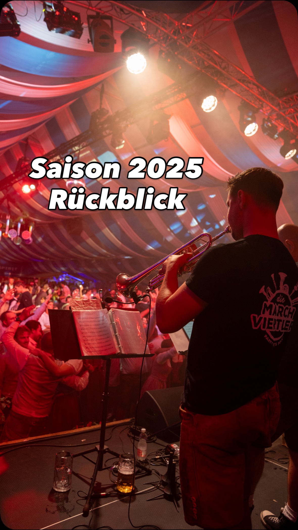 🎺 Ein kleiner Rückblick auf unsere Saison 2025:
Wir haben wieder zahlreiche Veranstaltungen musikalisch umrahmen dürfen und haben Zelte, sowie Stadln und Hallen zum beben gebracht! 🤟🏻😝
Unter anderem durften wir Vorband für die @grabenlandbuam sein (kleiner Spoiler: könnte eventuell wieder vorkommen 😉) und zum ersten Mal waren wir ein Hauptact auf der @wienerkaiserwiesn ! Und das waren nur zwei unserer vielen Highlights! 🥳
Leider mussten wir uns von Reini, Fichti, Johnny und Richie verabschieden, durften dafür aber Thomas und Mario als fixe Mitglieder begrüßen. 🥰 Und es bleibt weiterhin spannend, denn auch nächste Saison wird es neue Gesichter geben! 🙈
Special Guests waren unter anderem: @angelika.winkler , @petraloew9 , @bennyf1614 @evamaria.gugganeder und @simon.fis.music - big thx 🫶🏻
Außerdem wollen wir uns auch bei unserem Mann hinter der Kamera bedanken! @karlgrabherr 🙏📸
Wir freuen uns auf nächste Saison! Stay tuned! Eure Marchviertler 🎺🥁🎷🎤
#diemarchviertler#partymeetspolka#brassband