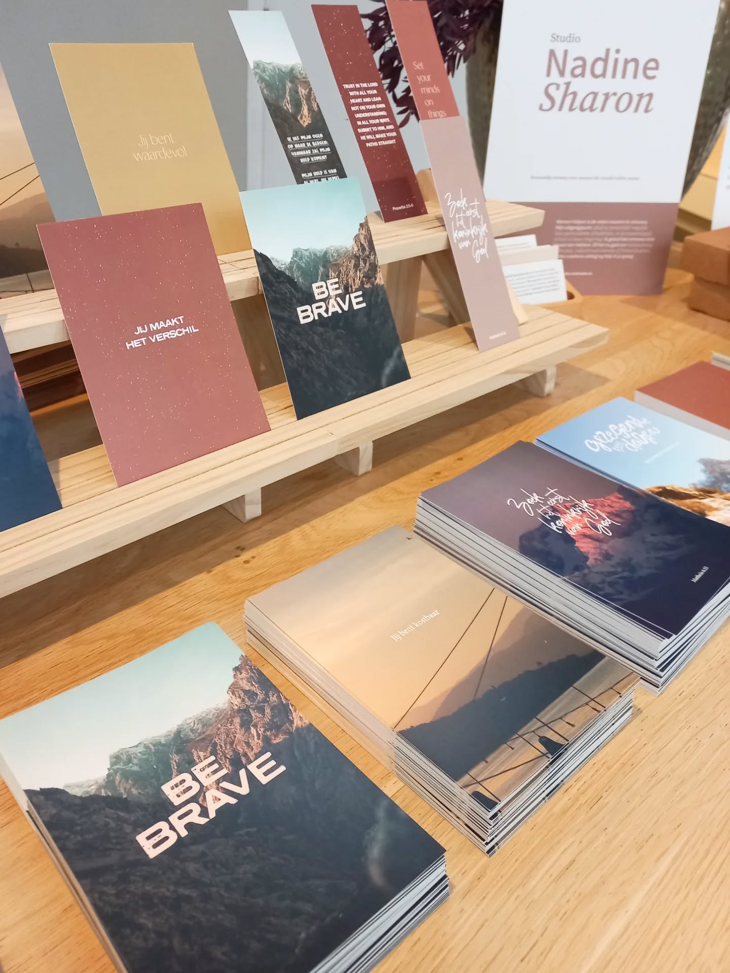 💛 Dankbaar voor de warme reacties
de inspirerende gesprekken
de waardevolle verbindingen
en de kans om mijn werk te mogen delen bij Wavemakers
Laten we mensen bemoedigen, aanmoedigen & zien 🙌
Nieuwsgierig? Via DM deel ik graag meer!
#kaarten #grafischontwerp #ontwerp
