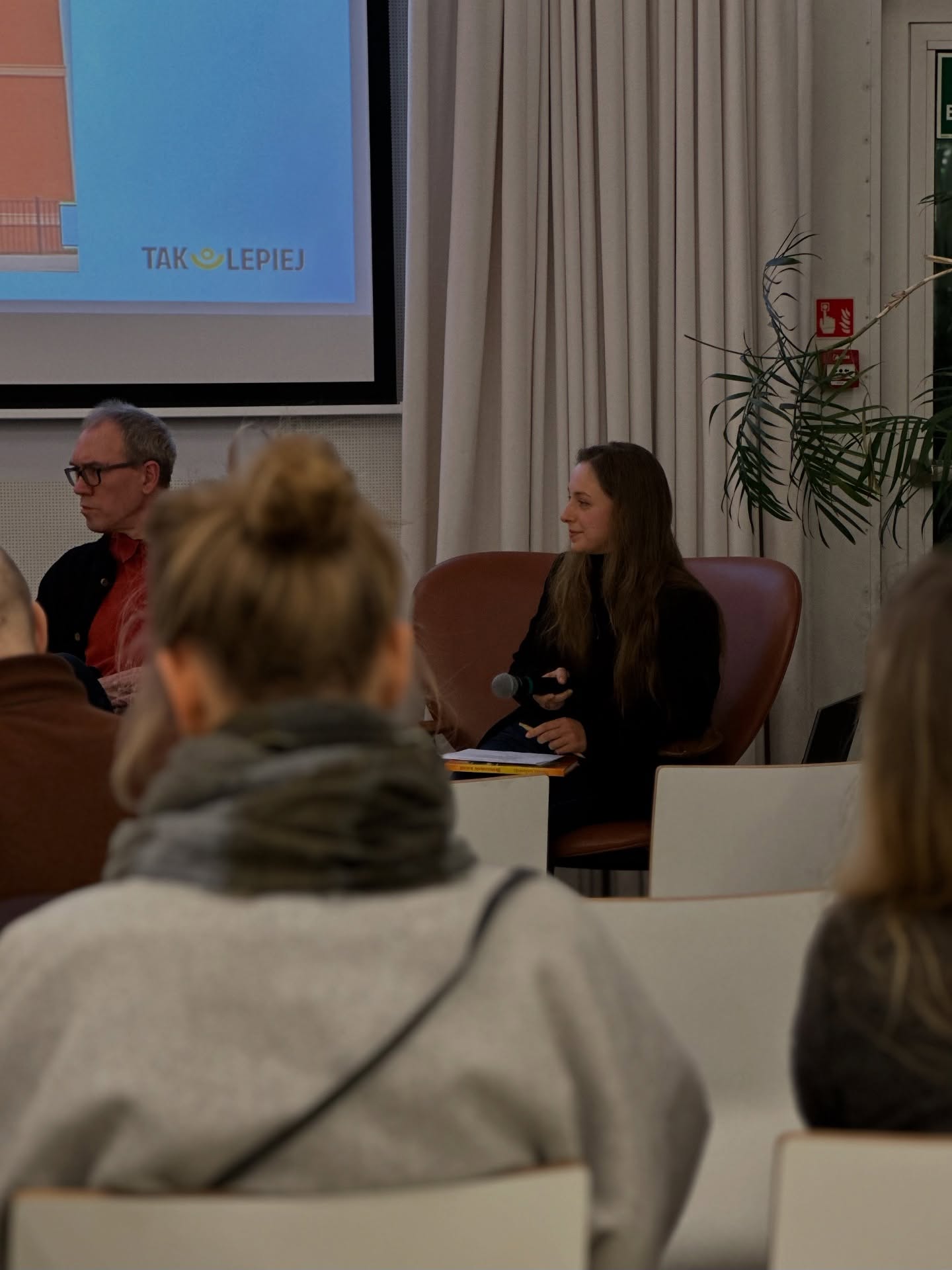 Czy termomodernizacja to ten kolorowy styropian na budynkach?
Między innymi o tym rozmawialiśmy tydzień temu w Zodiaku podczas premiery naszego poradnika „Piękne, trwałe, użyteczne”. Koniecznie pobierz (🔗 w bio), bo to gorący temat dla każdego, kto ma do czynienia z mieszkaniem w kamienicy, bloku czy starym wiejskim domu.
Dziękujemy za obecność, rozmowy i gościnę @pawilon_zodiak 💙
— Natalia @natalia_gnoinska i Igor @the_yggor
__________
TAK LEPIEJ – wspólna kampania Fundacji 8Marca, Polskiego Stowarzyszenia Budownictwa Ekologicznego, Polskiego Towarzystwa Studiów nad Przyszłością, Stowarzyszenia Pro Carpathia i ZieloneGodziny.pl realizowana w ramach zadania publicznego „Przeprowadzenie działań edukacyjnych, badawczo-rozwojowych oraz działań szkoleniowo-doradczych w obszarze zielonej i energetycznej transformacji” w ramach inwestycji G1.1.4 KPO (wskaźnik G9G).