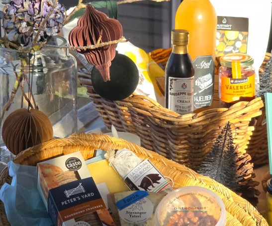 En kurv satt sammen for å gi rolige smaksopplevelser – både milde, kraftige og litt krydrede. Her finner du blant annet Muraglia olivenolje, en fyldig Omed eddik og Maison Marc sennep som setter tonen. Den italienske spekepølsen gir dyp smak, mens camembert og Summerbird mandler tilfører noe mykt og søtt 🍯🧀
Fjorden sjokolade og Midsummer hot sauce gjør kurven komplett – med plass til både det intense og det milde.
Pris: 1225 kr
Kom gjerne innom 💛