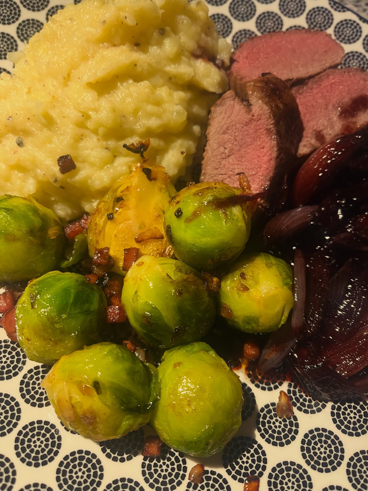 Auch das ist Ayurveda🌟
Mit Liebe gekochtes frisches, regionales Wildfleisch aus heimischen Wäldern.
Reines Fleisch vom glücklichen Reh, Proteinreich mit Vitamin B und Mineralstoffreich.
Wunderbarer Winterrosenkohl und ein Stampf aus Topinambur Stampf ebenfalls mit viel Vitamin C und B, Kalium, Eisen und Mineralstoffen.
Für die nötige und den guten Geschmack Balsamiko-Rotwein-Schalotten 🌟🌟🌟
#wild #wildgerichte #regionales #regionalesfleisch #gesundeernährung #gesundeküche #regionaleküche #winterküche #gemüseküche #ayurveda #ayurvedalifestyle #ayurvedaeveryday #ayurvedafood