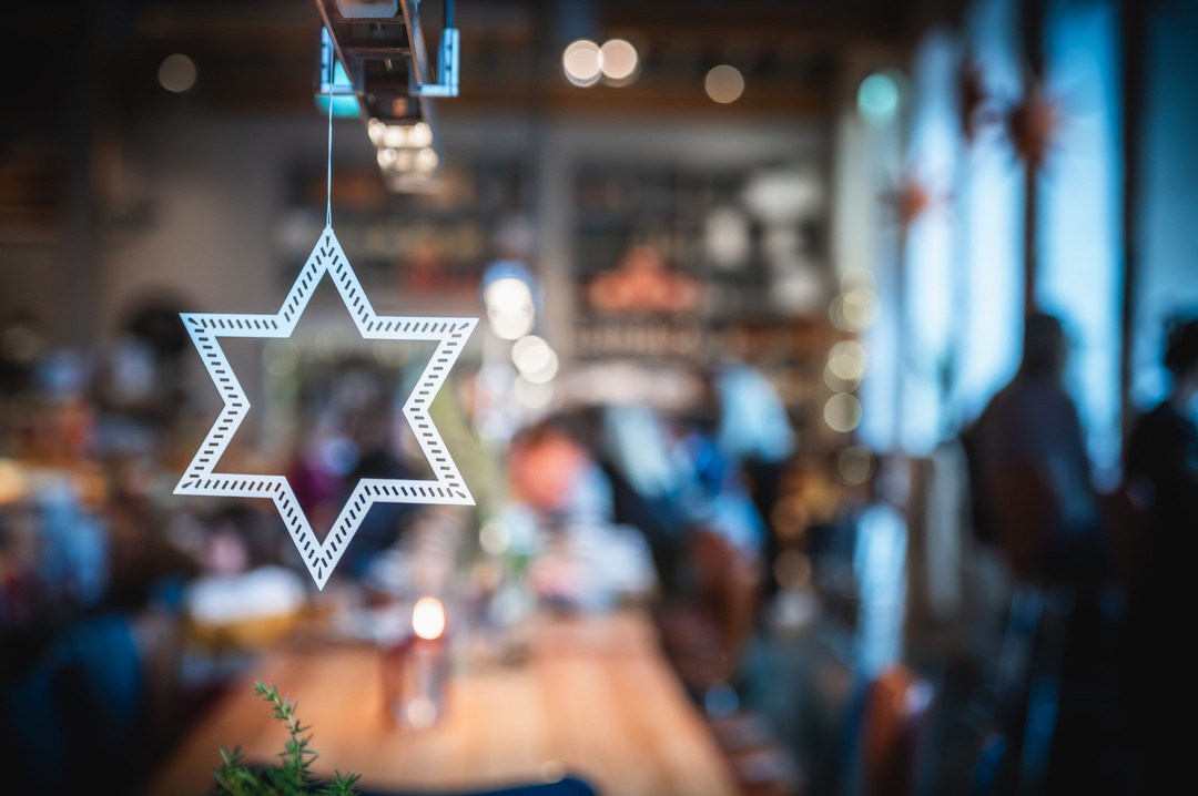 Samles rundt bordet med god mat og varm stemning 🍽️✨ Ostehuset tilbyr julecatering til både små og store selskaper – enten det er hjemme, på jobb eller et annet sted som passer deg.
Vi har også vegetariske alternativer og tilbyr kokk og servitør ved behov.
Bestilling er enkelt:
1. Se på menyen: https://www.ostehuset.no
2. Send oss en e-post med antall og dato
3. Vi ordner resten
Send oss en e-post for bestilling 💛 post@ostehuset.no