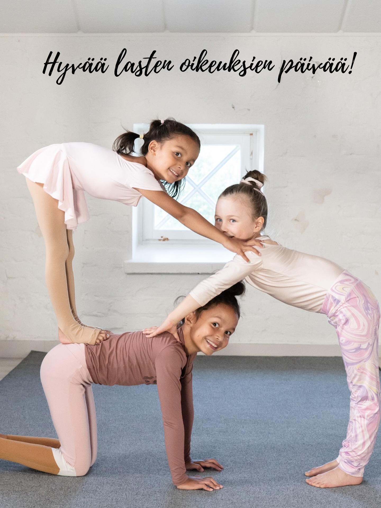 Hyvää lasten oikeuksien päivää! 💗
Tämän vuoden teemalla – lapsen oikeus kuulua – on kaksi merkitystä: lapsella on oikeus kuulua ja kiinnittyä yhteisöön ja yhteiskuntaan, ja toisaalta hänellä on oikeus myös tulla paitsi nähdyksi, myös kuulluksi.
(lapsenoikeuksienviikko.fi)
Roof Aerial Club haluaa tarjota kaikille lapsiharrastajille mahdollisuuden päästä esiintymään joulunäytöksessä ja näyttämään opitut taitonsa. 🤸🏼♂️
Annetaan lapsille oikeus tulla nähdyksi! ✨
📸: @takayamaproductions
#lastenoikeuksienpäivä
#roofaerialclub #tankotanssi #tankoakrobatia #ilmaakrobatia #poledance #aerialacrobatics #aerialhoop #rengastrapetsi #lastenharrastukset #aikuistenharrastukset #aikuistenakrobatia #malmi #koillishelsinki #malmillatapahtuu #sirkus #akrobatia #käsilläseisonta