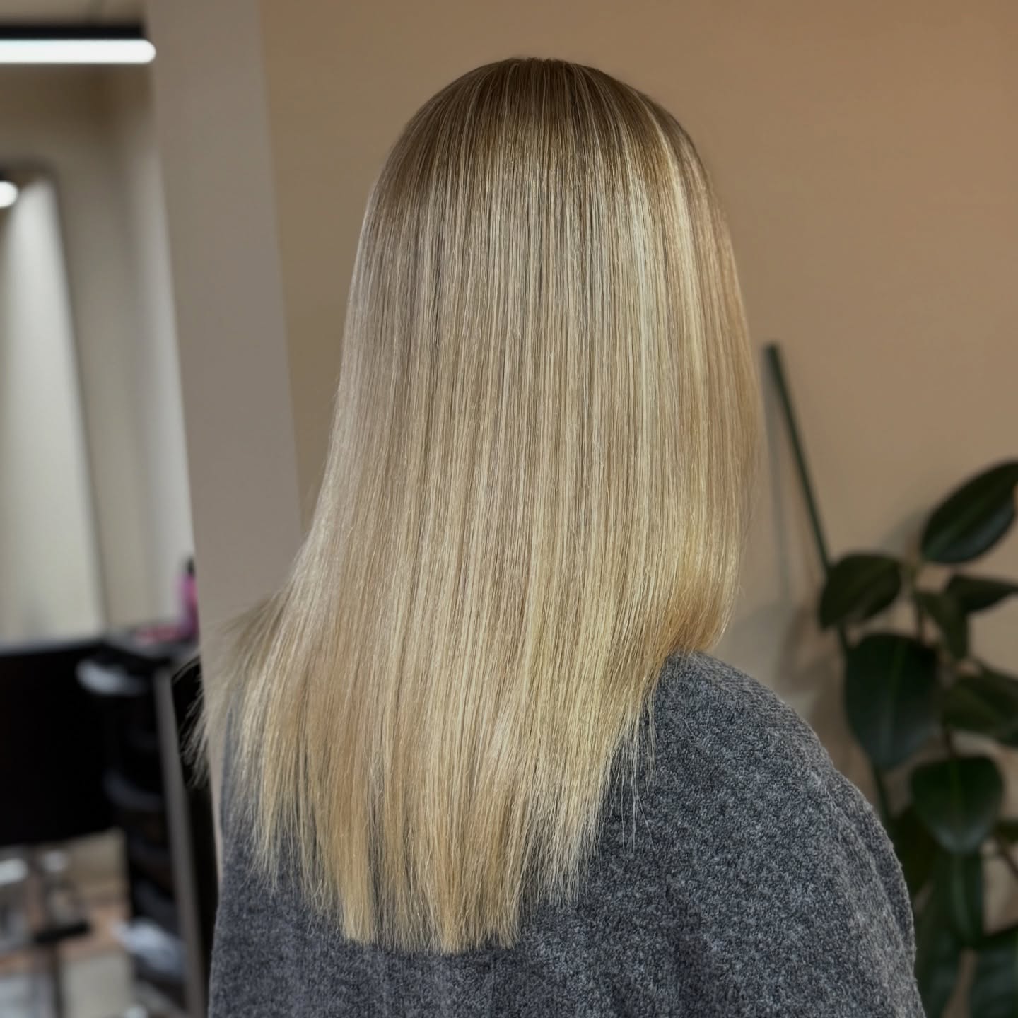 Bright, seamless and silky smooth ✨
Teasy lights by stylist Jackie for that effortless blonde blend.
Make sure you’ve got your Christmas hair appointment booked, the festive season is nearly here! 🎄🤍