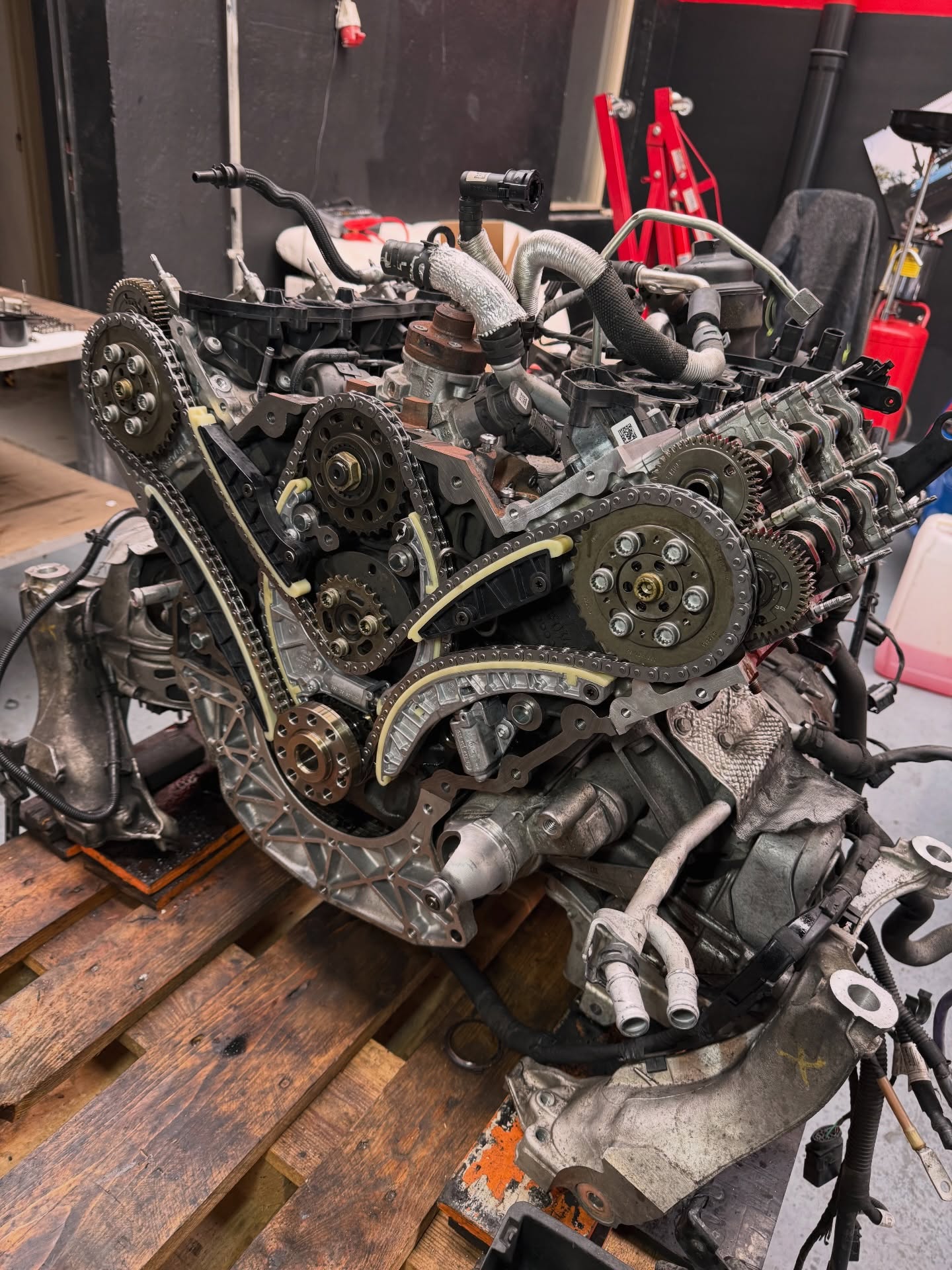 Audi A6 mild hybrid 210 Kw
.
Výměna rozvodů, hydraulických zdvihátek a vahadel
.
Zákazníkovi se zdál poněkud hlučnější motor, proběhla kontrola vstřikovačů, které na stolici prošly testem. Hydraulické zdvihátka vykazovaly opotřebení - neudrží tlak oleje, pístek uvnitř se časem vydře. Pak olej „prosakuje“ a tlak neudrží. Po výměně motor krásně přede a je tichý.
.
#audi #audia6 #quattro #mildhybrid #timing #car #repair #carservice #injectors #black #v6 #diesel #ropa #turbo #audigram #instamood #instaphoto #work #tools #czech #czechboy #brno