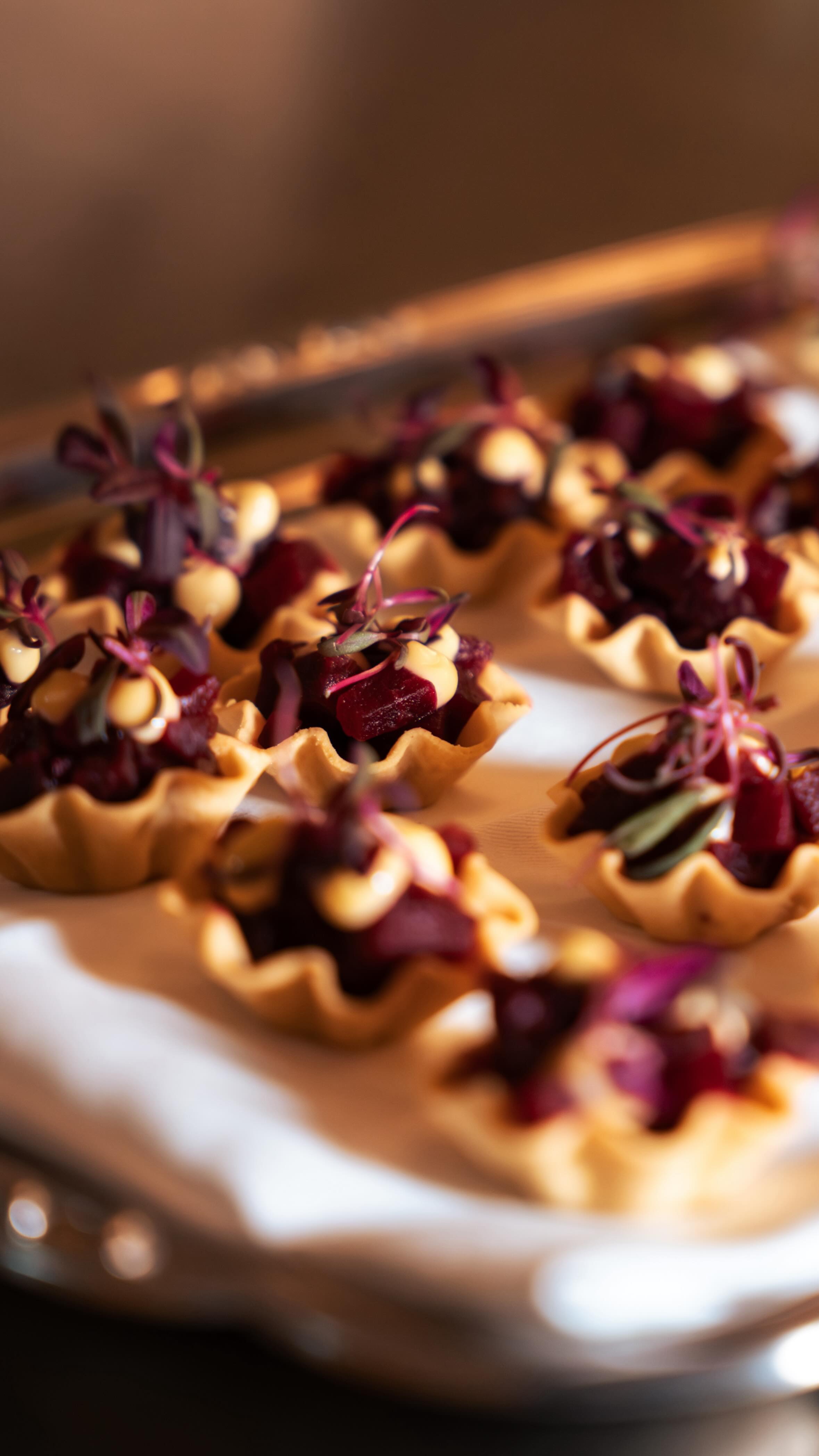 Vanaf nu werken we samen met A Culinary Affair een culinair event bedrijf dat luxe catering en unieke ervaringen verzorgt op de allermooiste locaties. Zij creëren momenten waar mensen langer bij stilstaan en precies daarom is het zo bijzonder dat wij daar ook on the ground mogen zijn om content vast te leggen van deze events en bijzondere settings. 
Voor Nora Maria Agency betekent dit dat we niet alleen mogen filmen en fotograferen op prachtige locaties maar ook onderdeel zijn van verhalen die echt impact maken. Plekken waar beleving, smaak en kwaliteit samenkomen en waar iedere setting anders is. 
We zijn er eerlijk gezegd echt enthousiast over. De samenwerking voelt inspirerend, logisch en tegelijk heel nieuw. 2026 gaat al veelbelovend beginnen en we hebben ongelooflijk veel zin in wat we gaan creëren samen.
🎥 @nadsflavors