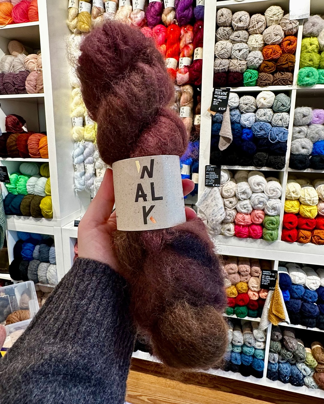 Eine neue @walkcollection Lieferung ist da, inklusive 10 toller, neuer Farben der Big Kid Mohair.🤩
Wir freuen uns über die leuchtenden Farben in unserem Regal und auch die Cottage Merino wartet frisch aufgefüllt auf euch.
Vielleicht habt ihr ja auch schon unser neues, handgestricktes Modell des BONBON PULL(i)UNDERs von @lesfillesducoeur bei uns im Laden entdeckt. Gestrickt wird er aus der Big Kid Mohair und ist ein super Projekt für die Feiertage. ️
Neue Farben:
1. Claret
2. Grace
3. Ecru
4. Hunter
5. Secret
6. Italian Roast
7. Lemon & Lime
8. Fern
9. Sand
10. Olivia