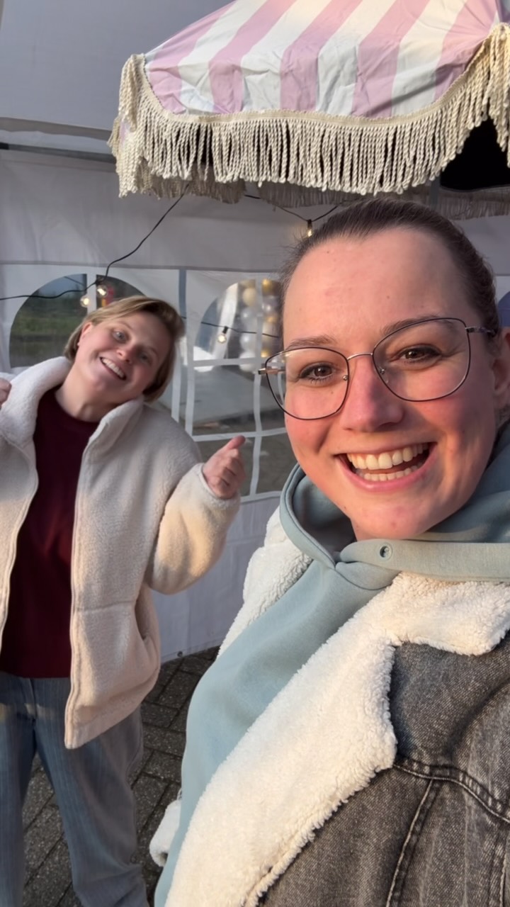 De CakeBar op jouw feest of event
.
Afgelopen donderdag mochten wij de CakeBar weer opzetten en dit keer op het kerstfeest van Stichting jeugdformaat!
En ik zeg wij, omdat ik dit keer niet alleen was…
Om veel mensen te kunnen bedienen, zoals dit keer 300 personen, kom ik namelijk altijd met iemand erbij!
Dit keer werd ik vergezeld door de leuke @vosbelevingen.videograaf , zoals je in het filmpje kon zien was dat letterlijk een feestje!
.
Heb jij binnenkort een groot bedrijfsfeest! Denk dan eens aan de CakeBar
.
#bedrijfsfeest #partyplanners #decakebarvannederland #decakebaroplocatie #glutenvrij #genietenvooriedereen #kerstfeest #kerstborrel