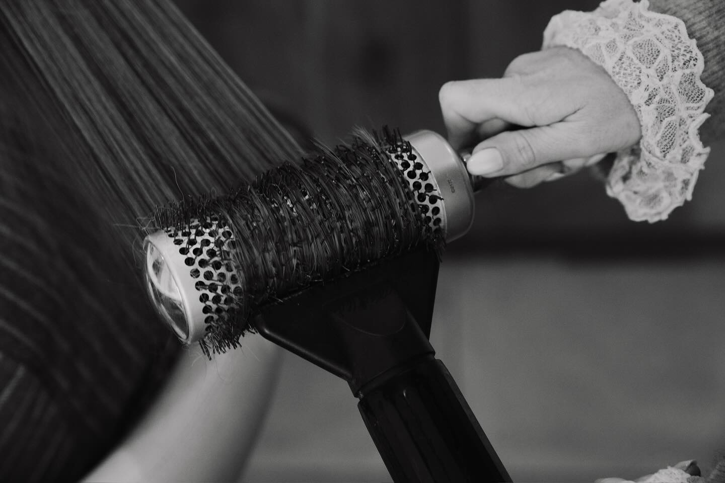 Je haar na het douchen meteen föhnen? Yesss
Nat haar is supergevoelig en kan sneller breken of gaan pluizen als je te lang wacht.
Heatprotectie is een must! 🔥
Een product als K18 Bounce Heat Protection, echt de allerbeste keuze om je lokken te beschermen tegen hitte, terwijl ze glanzend, soepel én gezond blijven.
✨Waarom direct föhnen met een goede heat-protectie zo fijn is:
- je haar blijft gladder
- je creëert én behoudt extra volume
- je glans blijft mooier
- je haar blijft beschermd tegen hitte en beschadiging. #healtyhair #k18 #oliviagardenbrushes #oliviagarden #k18hair