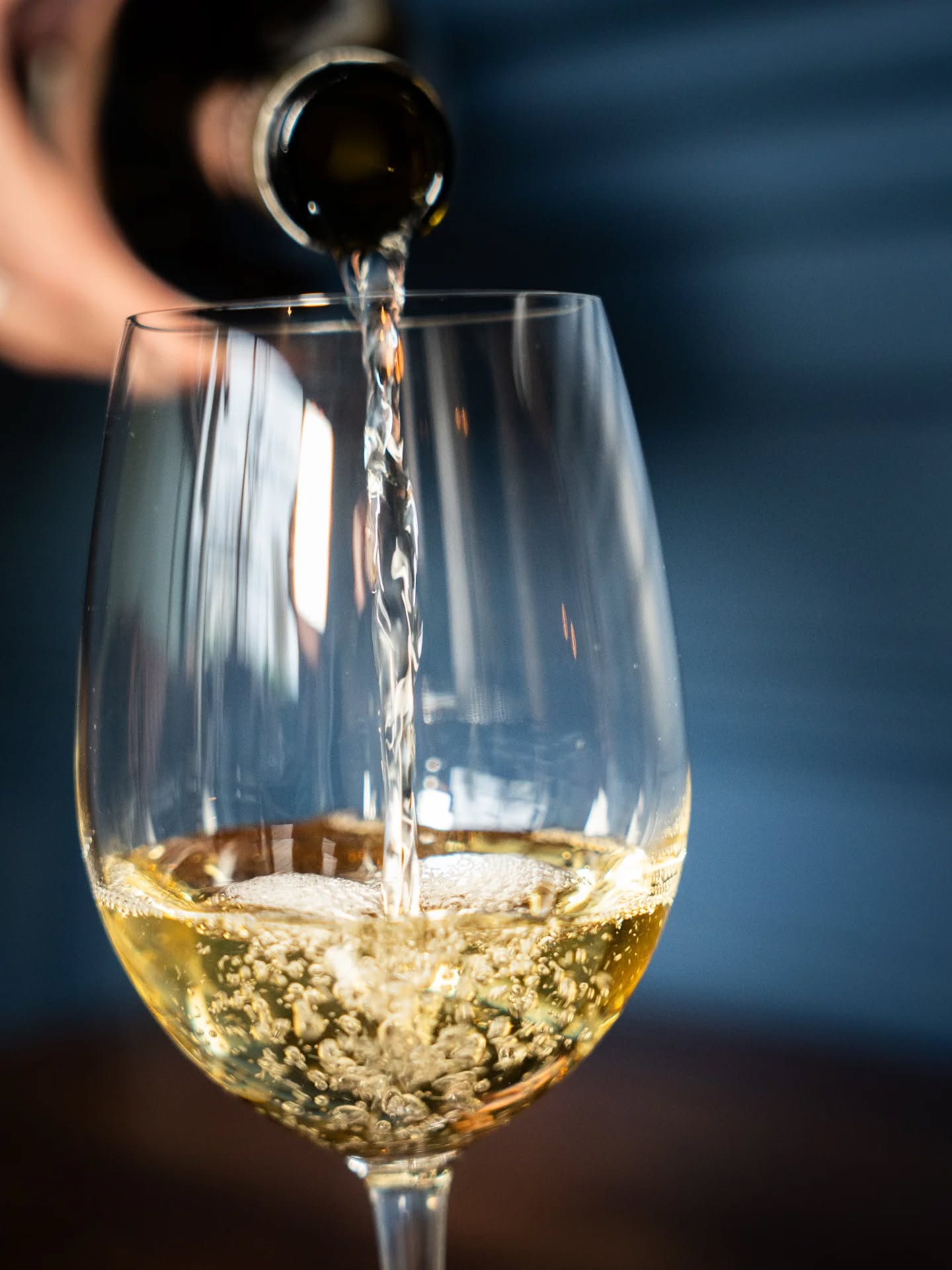 A little pour of the finest wine to set the mood for a relaxed evening 🍷✨
#caponesrestaurant #caponesgalway #galway