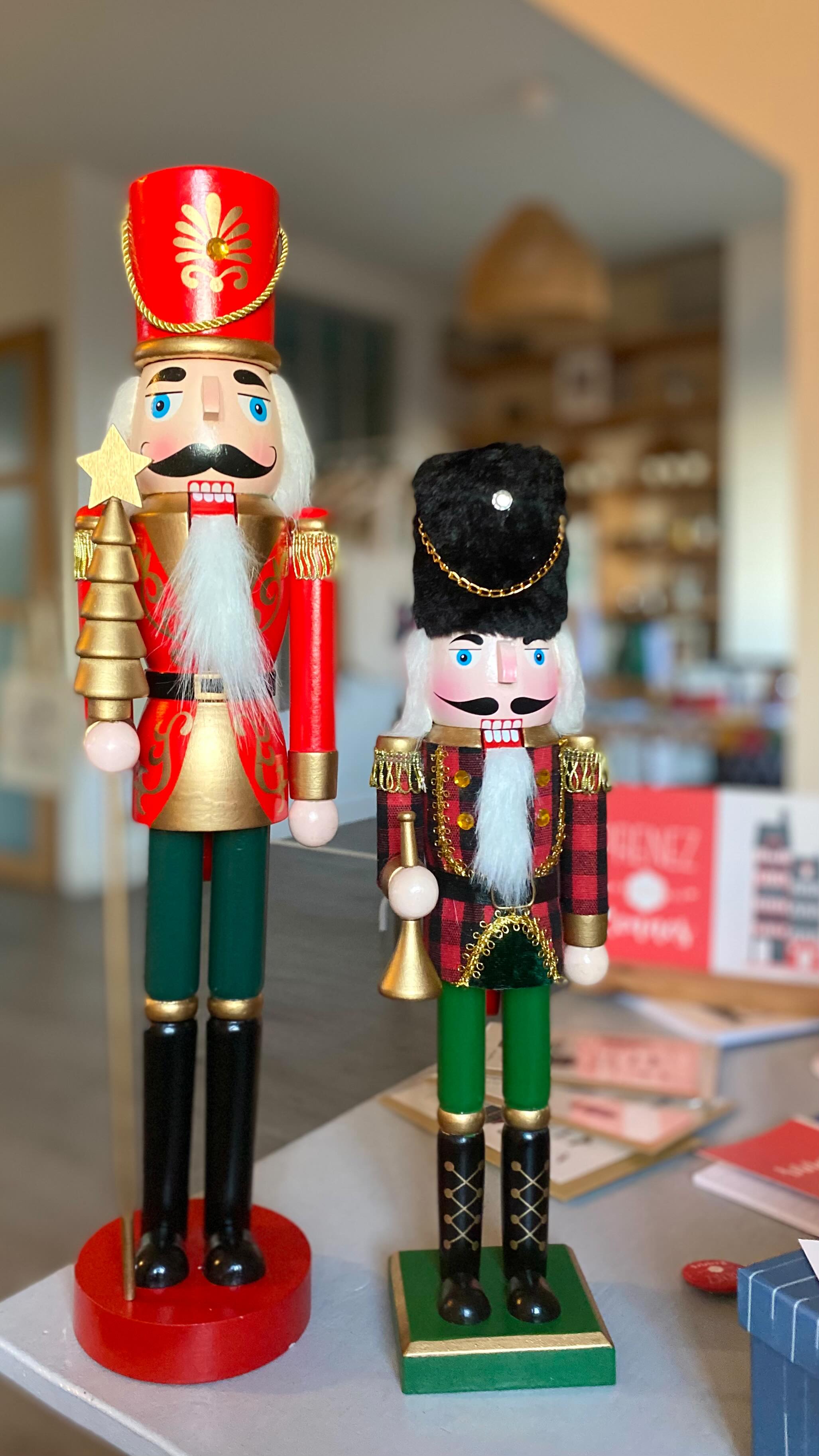 ✨ Un immense merci pour vos visites de samedi et pour tous vos mots qui ont illuminé cette première journée de Pop up de Noël aux couleurs de Far bay Editions ✨
Rendez-vous ce samedi 6 décembre pour découvrir des idées cadeaux 100% rennaises, la nouvelle collection et une ambiance chaleureuse 🎄
🎁 de 10h à 17h
🎁 au 21 rue Victor Hugo, Rennes (interphone Mark&Côme)
#farbay #farbayeditions #rennes #rennesmaville #tourismerennes #rennesjetaime #madeinbretagne #popuprennes #noelrennes