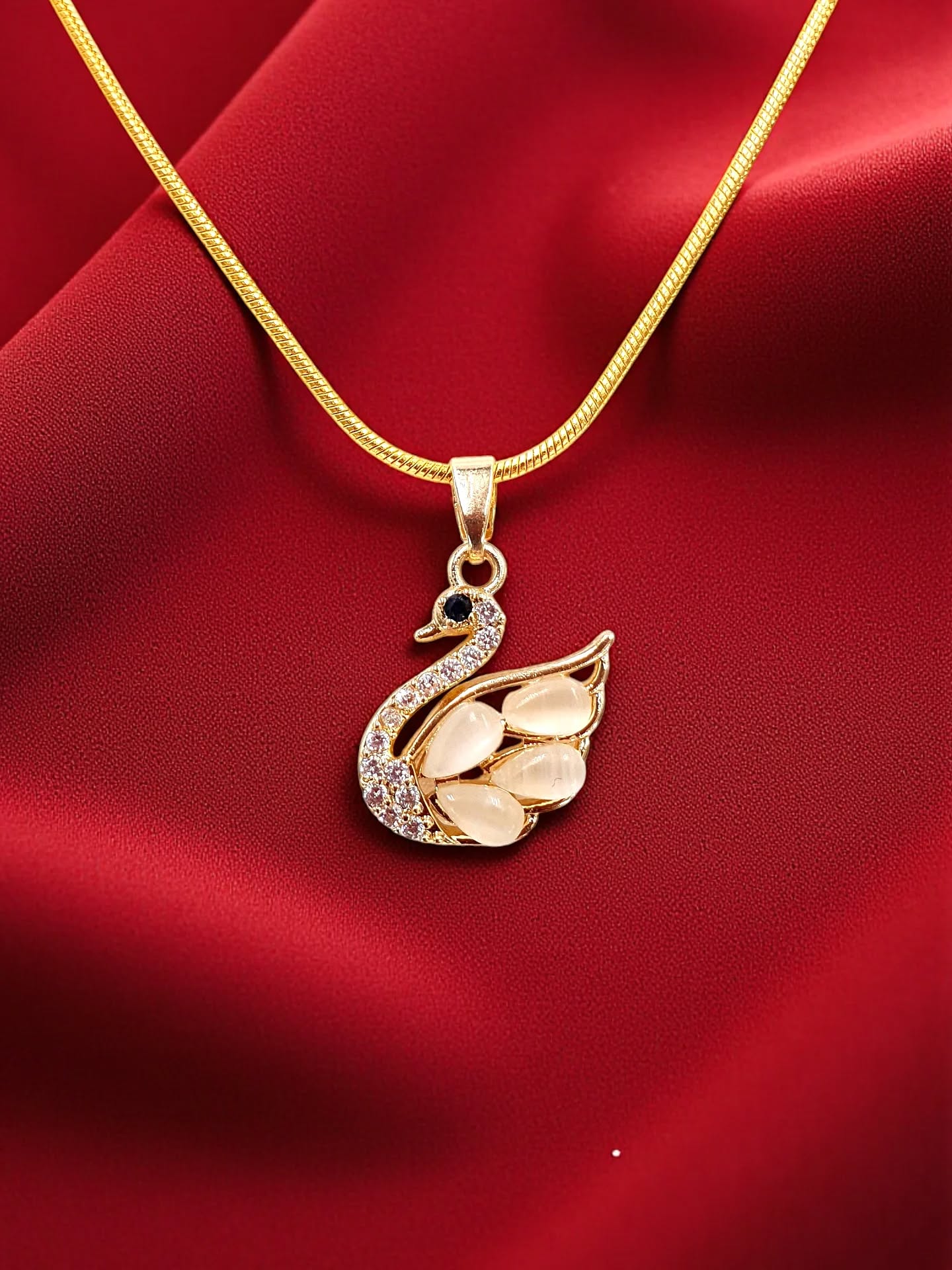 "Kuğu Figürlü Altın Kolye" aşka inananlara en güzel hediyemiz ❤️
Stella Fortis™ ışıltısıyla tüm kadınların yanında.
#Amazon
#HepsiBurada
#Trendyol
#keşfet