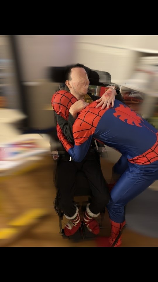 Petit retour en images sur l'incroyable surprise de Spiderman pour Luca ... un moment magique remplie d'émotions pour ces 2 super-héros du quotidien qui font face à la vie avec résilience, courage et optimisme 🙏❤️🥰 un moment hors du temps qui restera gravé pour l' équipe de Surprise Magique ✨️
#Spiderman #spidermanfarfromhome #spidermanhomecoming #spidermanparty #anniversaireenfant #anniversaire #heureuxevenement #handicap #SurpriseMagique #surprise #surprisebirthday #surpriseanniversaire