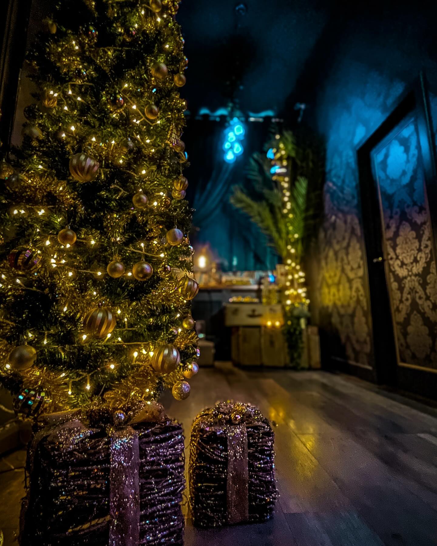 🚨ALERT🚨
Christmas Eve showtimes ADDED 📆
The season has hit us at Hounds and a sprinkling of Christmas joy can be found throughout Meet & Greet and the Batching Hall 🎄
But even better than that, due to high demand we’ve released tickets to 😱ONLY 9😱 showtimes on December 24th.
With almost all dates in December selling fast, this is chance to get in the family, friends or work celebrations at the last minute 🕰️
The Christmas Eve cast can’t wait to see you! 🎭
🌟The UK’s top rated experiences
📍 45 mins from Central London
📆 Book tickets in advance!
🎟️ Ticket link in bio 🎟️
@HoundsEscape
#LeaveRealityBehind
#ImmersiveExperience #LondonAttractions #ThingsToDoInSussex