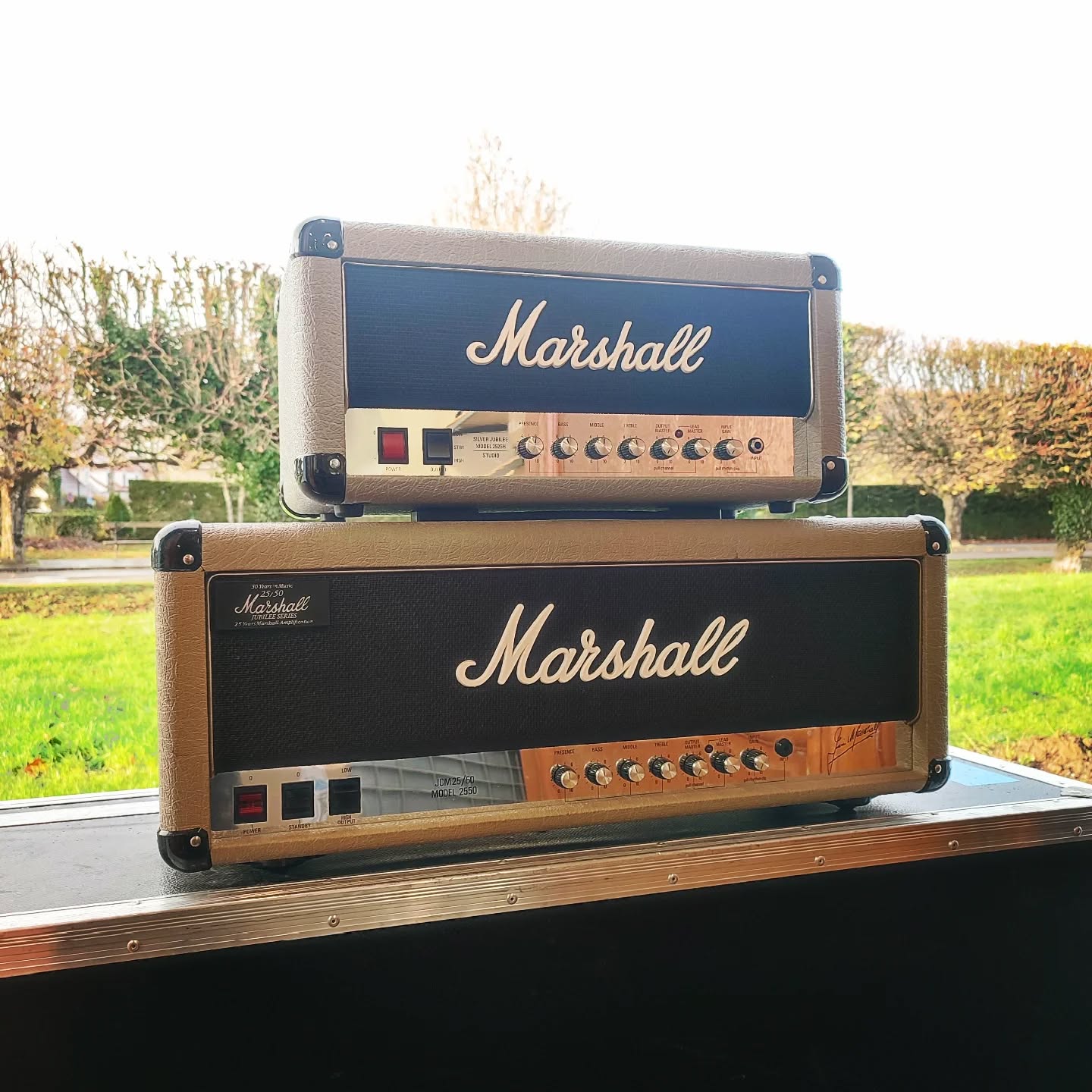 2022 vs 1987
Photo de famille pour les tous derniers amplis qui sortent de l'atelier avant le nouveau !!
#electronicrepair
#amptech
#audiorepair
#workbench
#coffee
#marshall2525h
#marshall2550