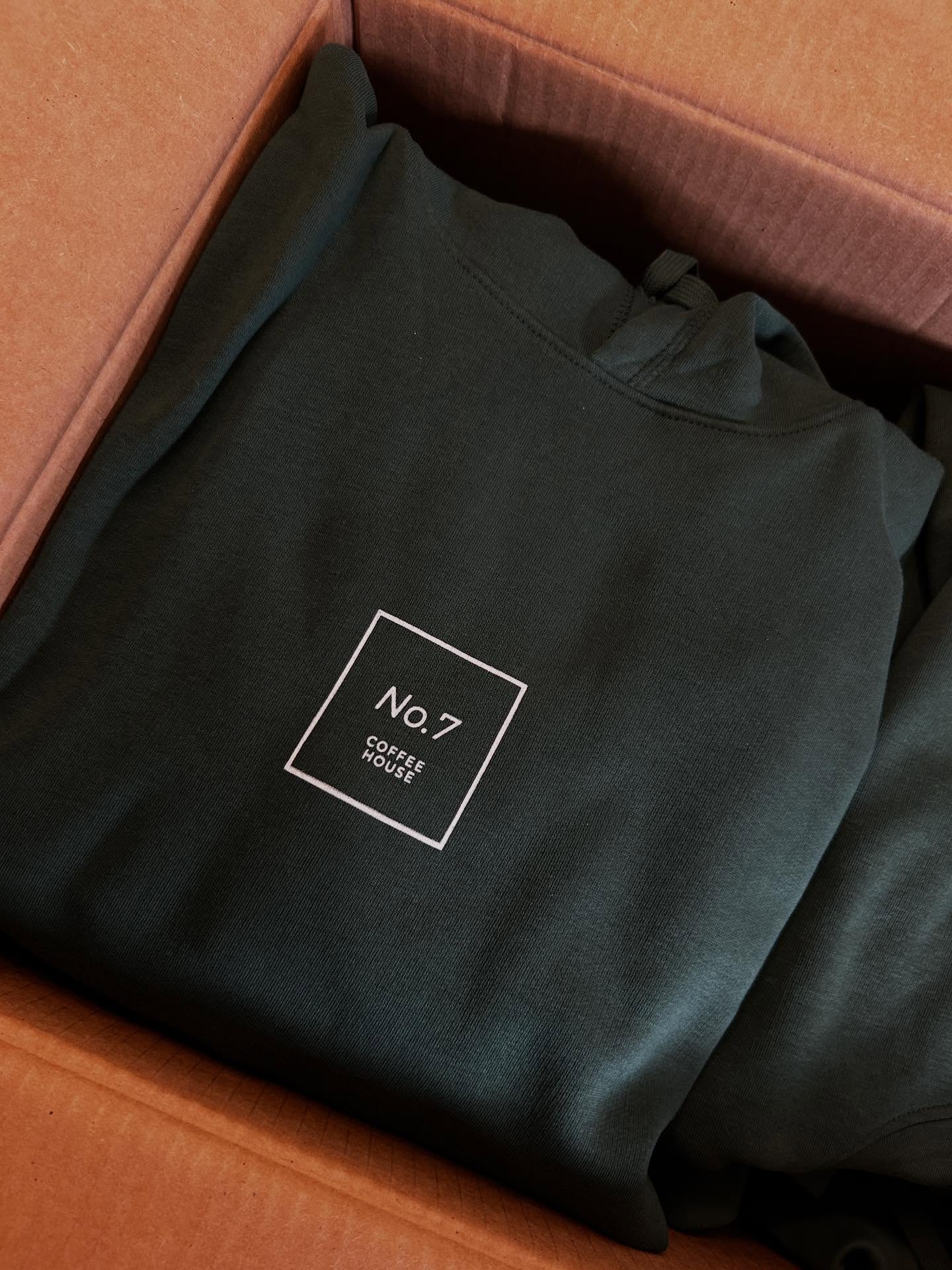 Simple but effective printed hoodies for @no.7coffeehouse
——-
Water based ink for sustainable printing processes. For your quote, send a message or visit the website
——-
#screenprintinguk #printedhoodies #brandedmerxch #bedfordindies screenprinting