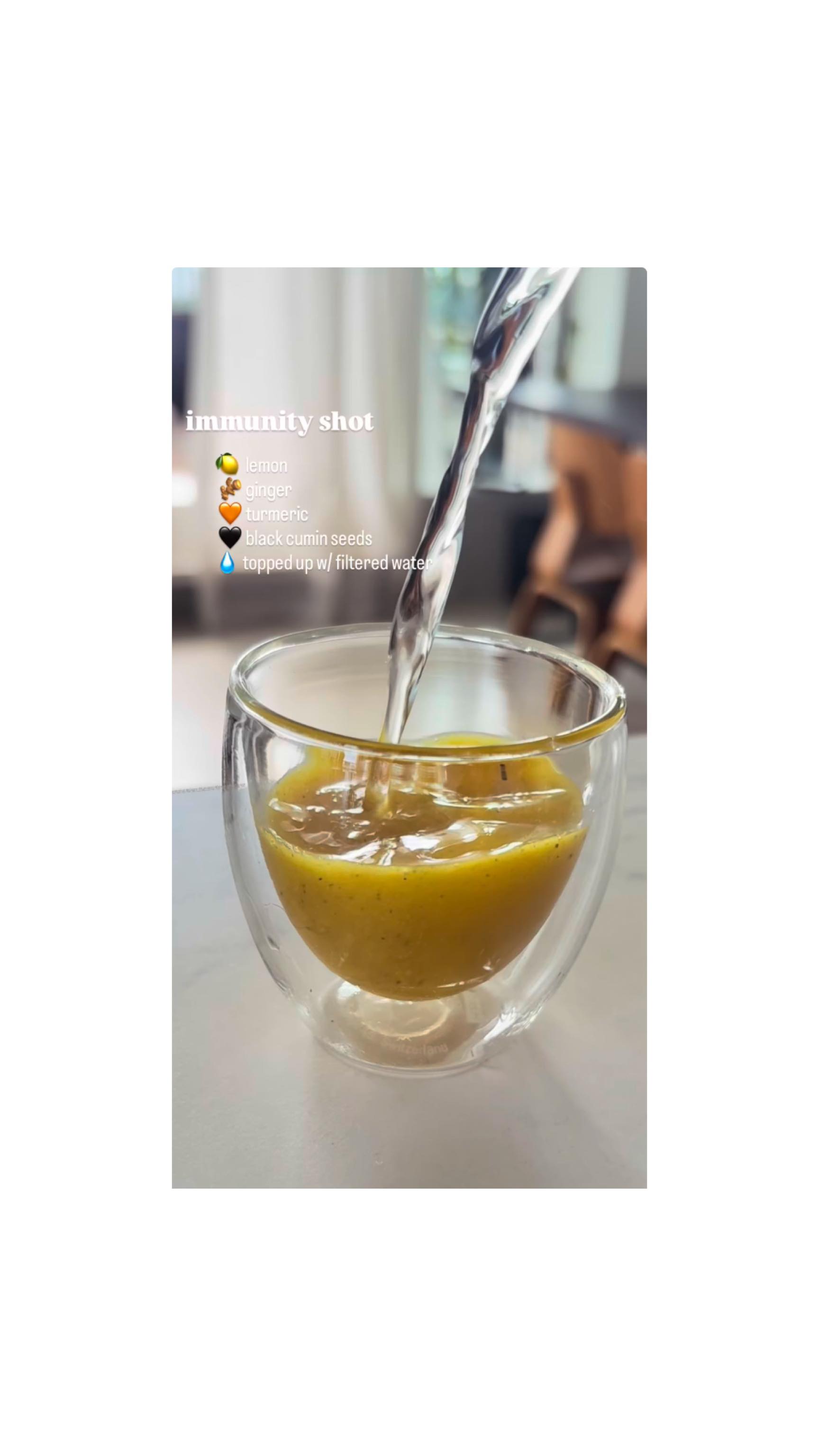 With the colder season coming on, naturally support your immune system & body …
Blend
🍋 1 whole organic lemon
🫚 large piece of ginger (more = spicier!)
🧡 large piece of turmeric
🖤 teaspoon of black cumin seeds
💧 a little filtered water to make it blend into a paste
Add a tea- or tablespoon to a shot glass and add filtered water so you can down it in one 🙃
Great for your immune health but also as a way to start the day - drink on an empty stomach to flush out toxins from over night, wake up your system & nourish your liver.
.
.
.
.
.
#immunehealth #immunesupport #immunityshot #functionalmedicine #healthcoach #fmchc #imperiumhealthcoaching #yourhealthyourpower