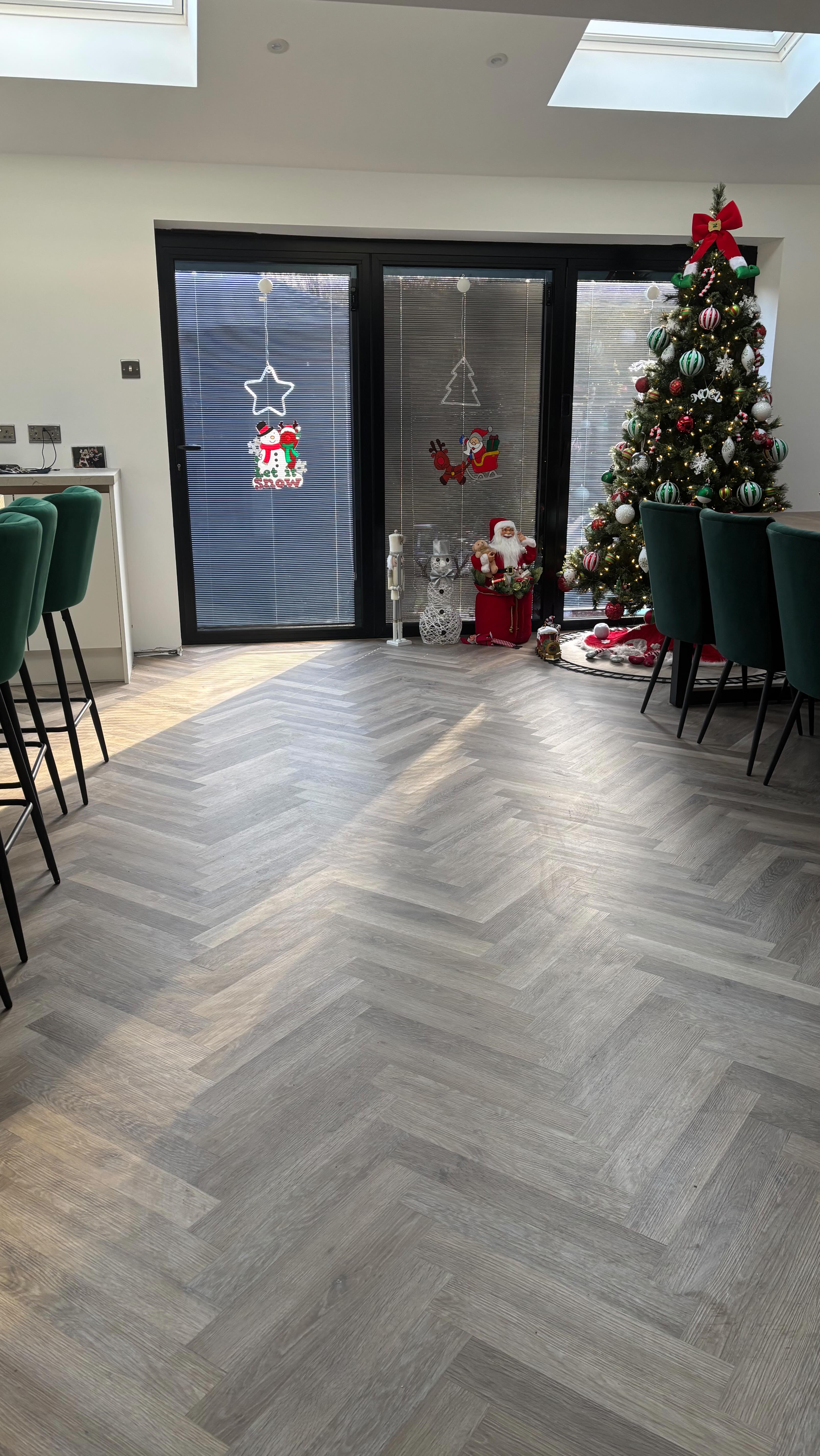 Really enjoyed fitting this @karndean_uk Knight tile Limewashed Oak in herringbone style to this stunning kitchen extension. The customer even got the Christmas decorations out last night just before I finished off to give it that festive feeling ππ»π
π»π
#manchesterfloorlayers #manchesterhomerenovation #manchesterlvtfloor #herringbone #karndeandesign #karndeanflooringmanchester