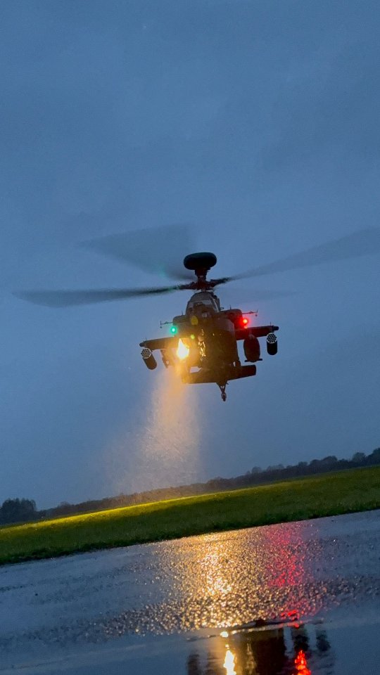 Red and green, should never be seen.... 👀 🔴🟢
📹 @dandan.heliman
#bartonaerodrome
#manchester #generalaviationlovers #manchesterbartonaerodrome #generalaviation #MilitaryAviation #militarypilot #militarycrew #militarylife #army #armylife #armyaircorps #ah64 #ah64e #ah64apache #gunship