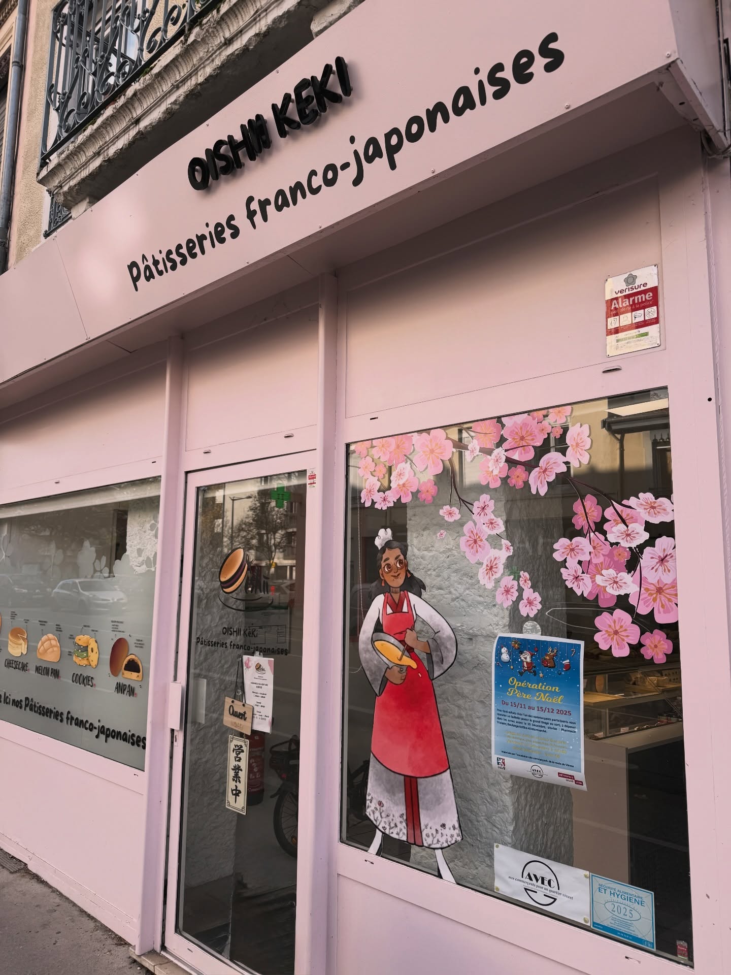 miel de lavande x pâtisserie franco japonaise ! 🍯 🇯🇵 🇫🇷
Rachel utilise mon miel de lavande pour ses dorayaki depuis quelques années.
Bonne nouvelle : toute ma collection de miels est maintenant disponible dans le corner d’épicerie fine qu’elle vient d’ouvrir !
L’occasion parfaite pour découvrir aussi ses melon pans, cheese cakes et autres gourmandises franco japonaises. 🍯🍰
@oishii.keki_lyon
122 route de vienne, Lyon 8.
#lemielremyglaise #mielfrancais #apiculteurfrancais #mieldelavande #lyonfood #lyonmaville #lyonshop #lyongastronomie #patisseriejaponaise #japanesefoodlover #dorayaki #melopan
#cuisinejaponaise #japanvibes #japanlovers #japandi
#epiceriefine #epicerielyon #artisanfrancais #producteurlocal #foodlover #gourmandises #fusionfood #japantouch #foodstagram #instafoodfrance
#madeinfrance #localfood #supportlocal