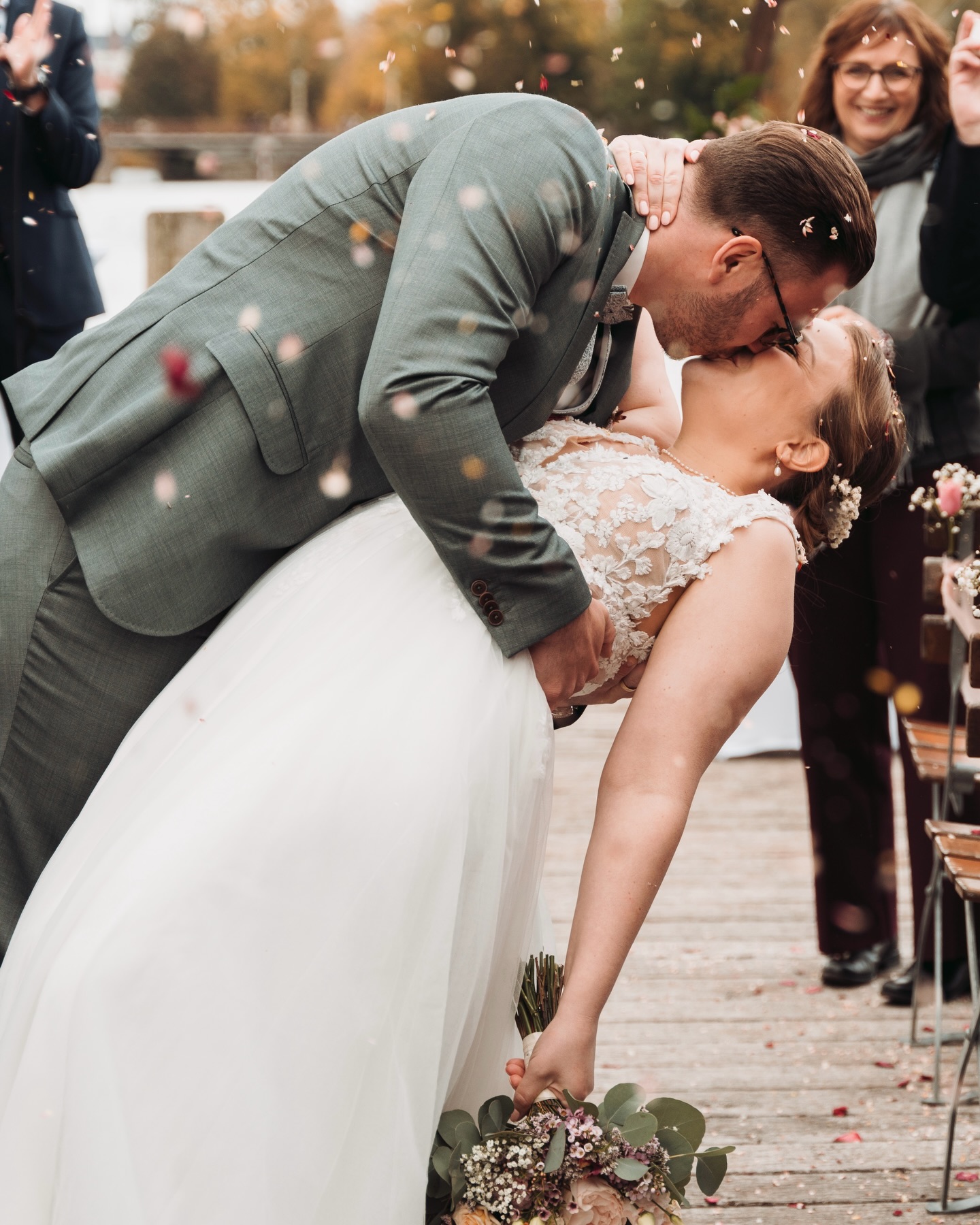 Eine Momentaufnahme, die für immer in Erinnerung bleiben wird. Wir freuen uns jedes Mal aufs Neue, so schöne Augenblicke festhalten zu können! 🤍
Folgt uns gerne für weitere Einblicke 🥰
•
•
•
#wedding #photography #hochzeitslocation #hochzeit #fotografie #justmarried #schlossschwerin