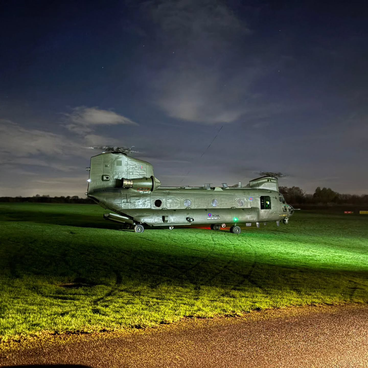 Tonight's visiting Chinook 🇬🇧
📷 FISO Carl
#chinook #ch47 #raf #Odiham #wokkawokka #BartonEats #bartonaerodrome #Barton #Eccles #MilitaryAviation #militarypilot #militarylife #manchestergram #salford #nightops #rotorsrunning #rotors