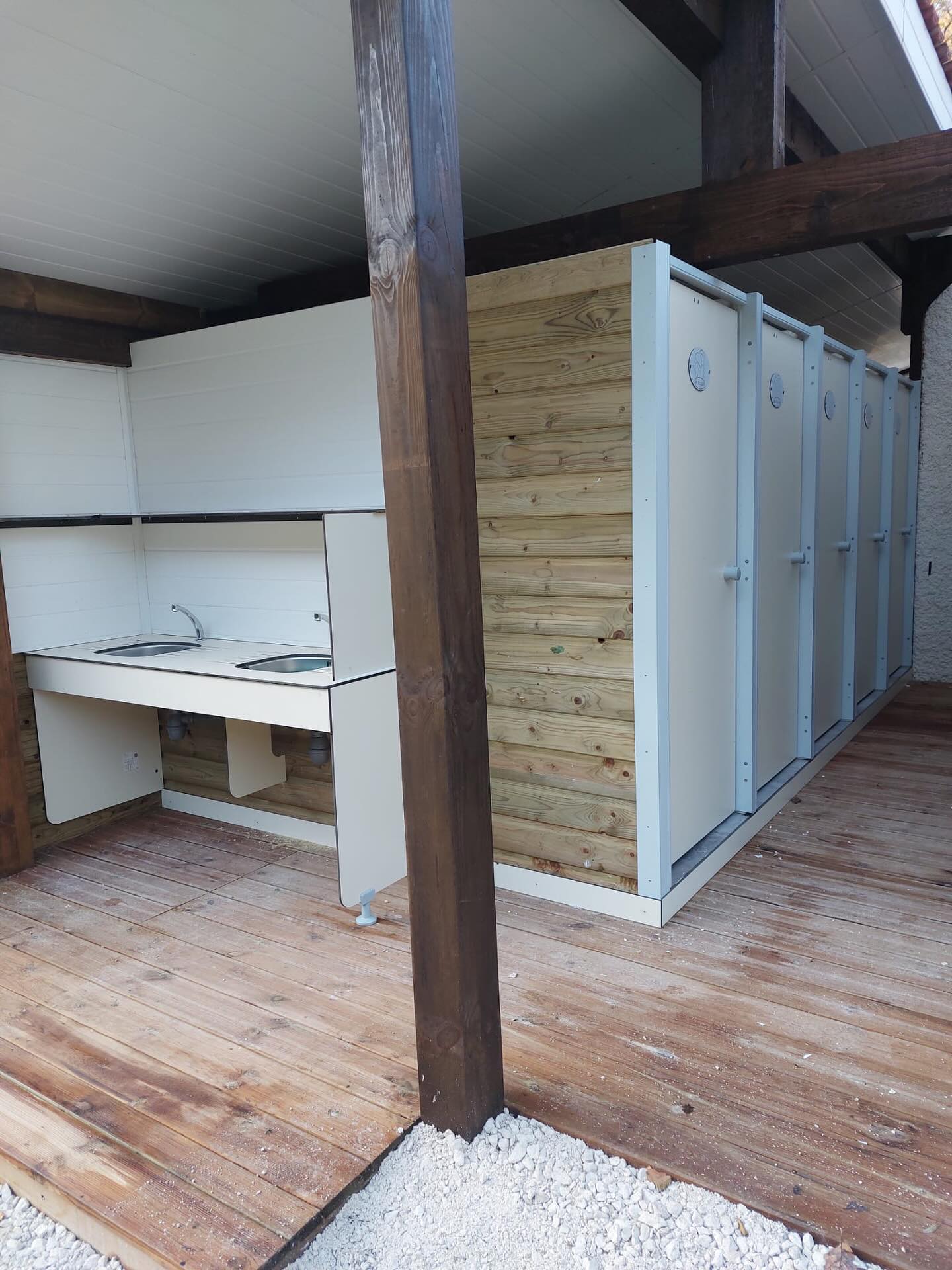 Onze gloednieuwe sanitaire voorziening is volledig afgewerkt!
We voegden extra comfort toe zodat jullie verblijf nog aangenamer wordt:
4 toiletten, 3 douches en 2 lavabo’s extra!
Alles is tot in de puntjes afgewerkt zodat jullie zorgeloos kunnen genieten van een ontspannen vakantie midden in de natuur.
We zijn er helemaal klaar voor om jullie binnenkort opnieuw warm te verwelkomen op Camping Les 2 Lacs.
Tot snel! 🌿🧡