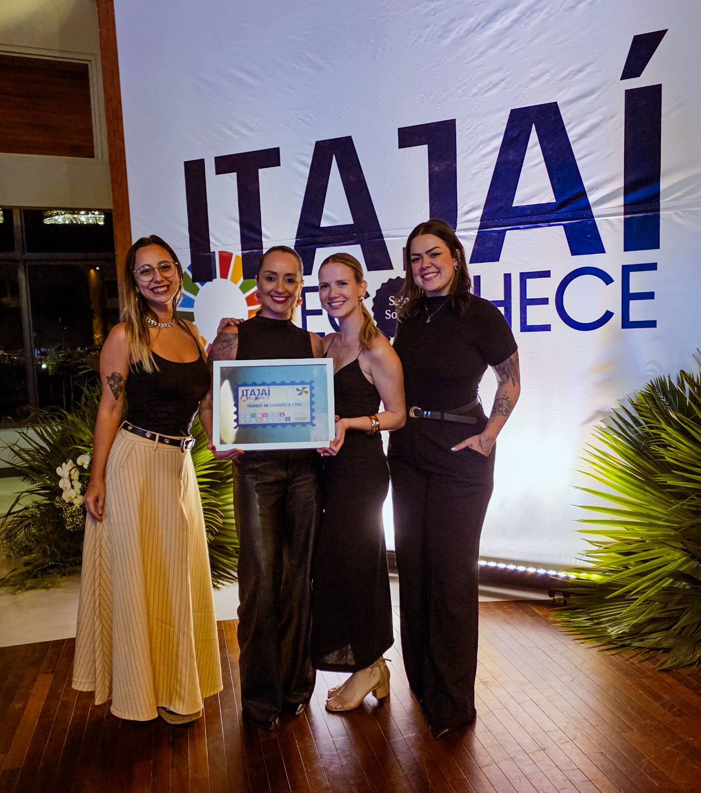 Ontem foi dia de celebrar!
Nosso time participou da cerimônia de entrega do @selosocial - Itajaí Reconhece e a Transit saiu de lá brilhando! ✨
Fomos reconhecidos pelos projetos que realizamos alinhados aos ODS 3, 5, 8, 12 e 17.
É sobre compromisso, transformação e gente fazendo a diferença. 🌍
Vamos seguir? Sempre!
#movimentoodssc #ods #selosocial #selosocialitajaí