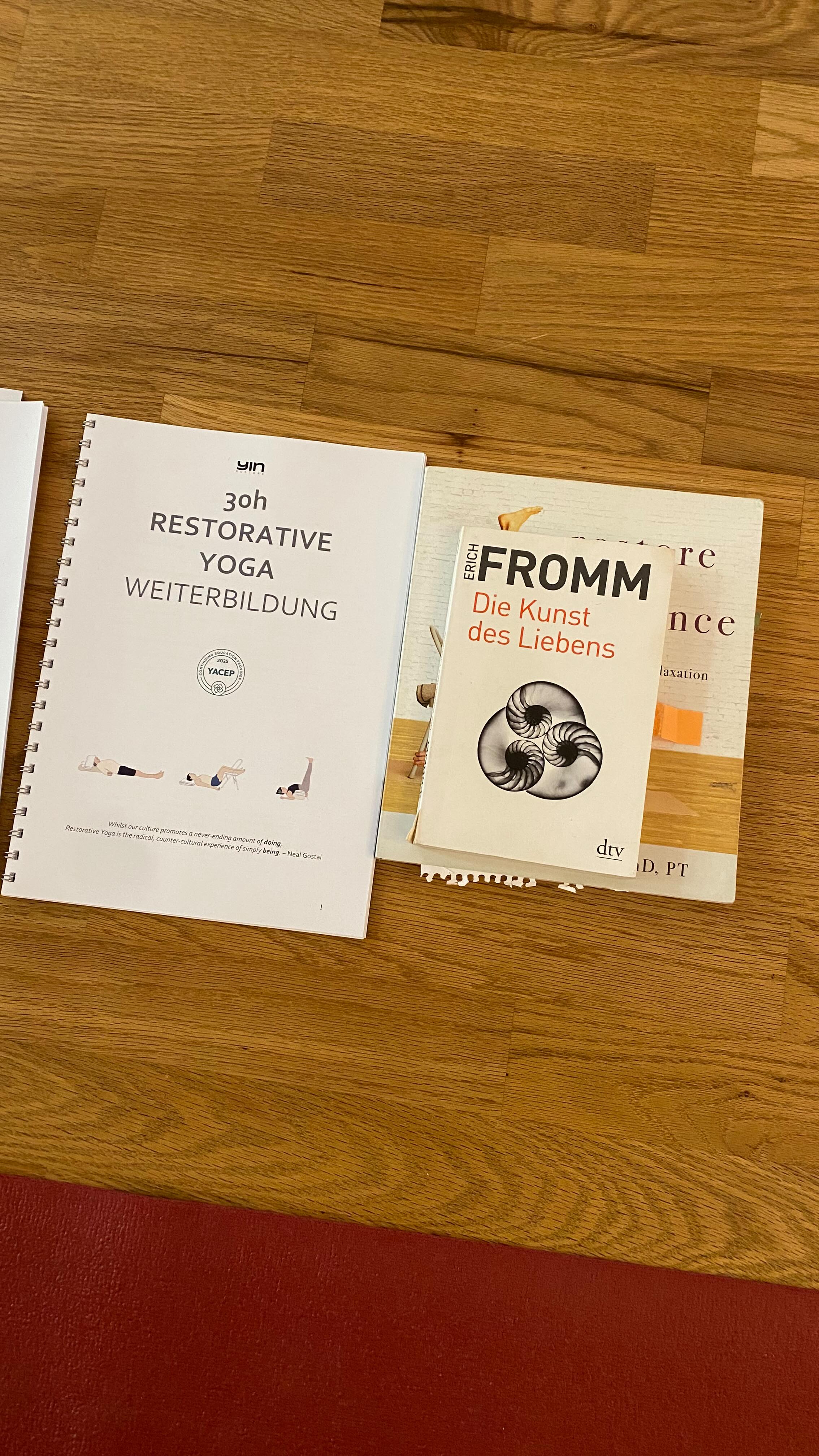 Sometimes all I can think about is RESTORATIVE YOGA!!!
Auch wenn ich jede Ausbildung immer sehr genau vorbereite, ist jede Ausbildung am Ende doch ganz anders.
Letztes Wochenende haben wir z.B. mehr über Physiologie gesprochen und was es bedeutet einen CONTAINER zu schaffen.
Danke für eine ausgebuchte Weiterbildung 🐆🤝
Wer ist nächstes Jahr dabei? ⚡️
30h Restorative Yoga Weiterbildung (YACEP)
Herbst 2026 - coming soon 🐆
#restorativeyoga#yogaberlin
