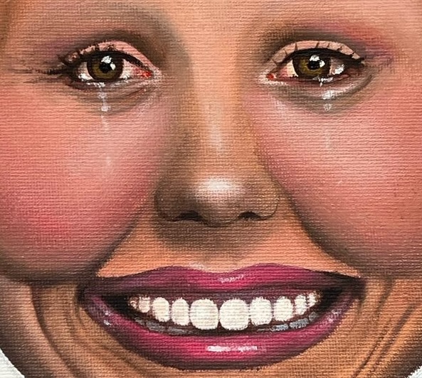 “Ne de olsa, sistemin çarkları içinde başarı denilen bir yere ulaşmıştı. Ya da daha “başarılı” olabilmek için daha çok çile çekmeye hak kazanmıştı. Ama zaferinin kutlanışında hissettiği tek parlak ışık, gözlerini kamaştıran bembeyaz flaştan geliyordu.”
Duru’nun SATISFACTORY adlı çalışmasının tamamı DEMODE’nin sitesinde!
(70x50 tuval üzerine yağlı boya)