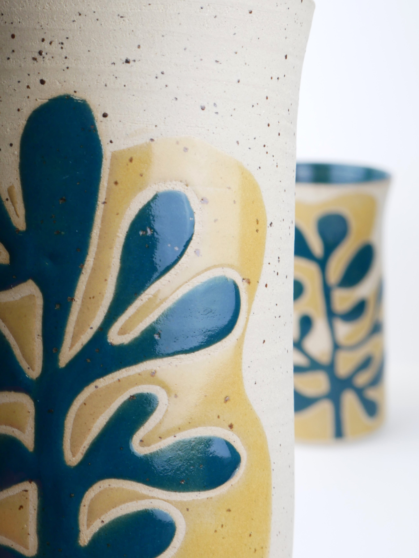 Focus sur la collection Jade. Un thème plus végétal et toujours ces émaux que j'affectionne tant 💚
#camillebo #ceramique #ceramic #gres #poterie #clay #pottery #deco #decoration #flower #nature #douceur #leaf #jade #feuille #vaisselle #artisan #artisansdart #artisanat #metierdart #atelier #workshop #craft #potterystudio #emaux #faitmain #handmade #madeinfrance #artisanatfrancais #handcrafted