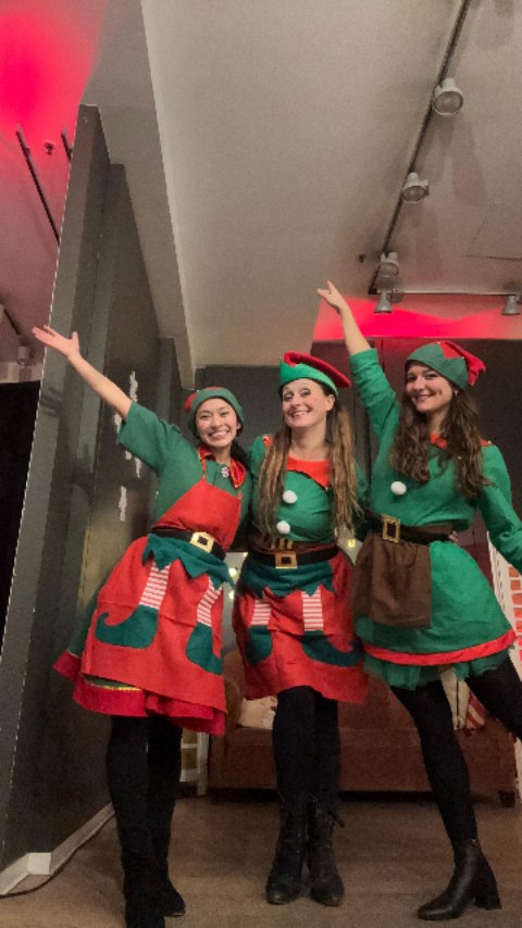 A la CHRISTMAS EXPERIENCE del Màgic Badalona, els Elfs i Elfes no hem parat de treballar per donar el bo i millor perquè tots els regals estiguin a punt 🎁🧝♀️🧝♂️
Però el que més ens agrada és quan pengeu a l’Arbre dels Desitjos els pòsters “Somni pel Nadal” 🎄✨
Alguns heu escrit, per exemple: “que el meu avi es posi bò” 💖 o “que no hi hagi tantes guerres al món” 🕊️🌍
Quins somnis més bonics teniu… ✨
Segur que, amb una mica de màgia, tot és possible! ✨🎅💫
#chiristmasexperience #nadalenfamilia #queferambnens ferambnens #diversionenfamilia❤️ #animaciófamiliar