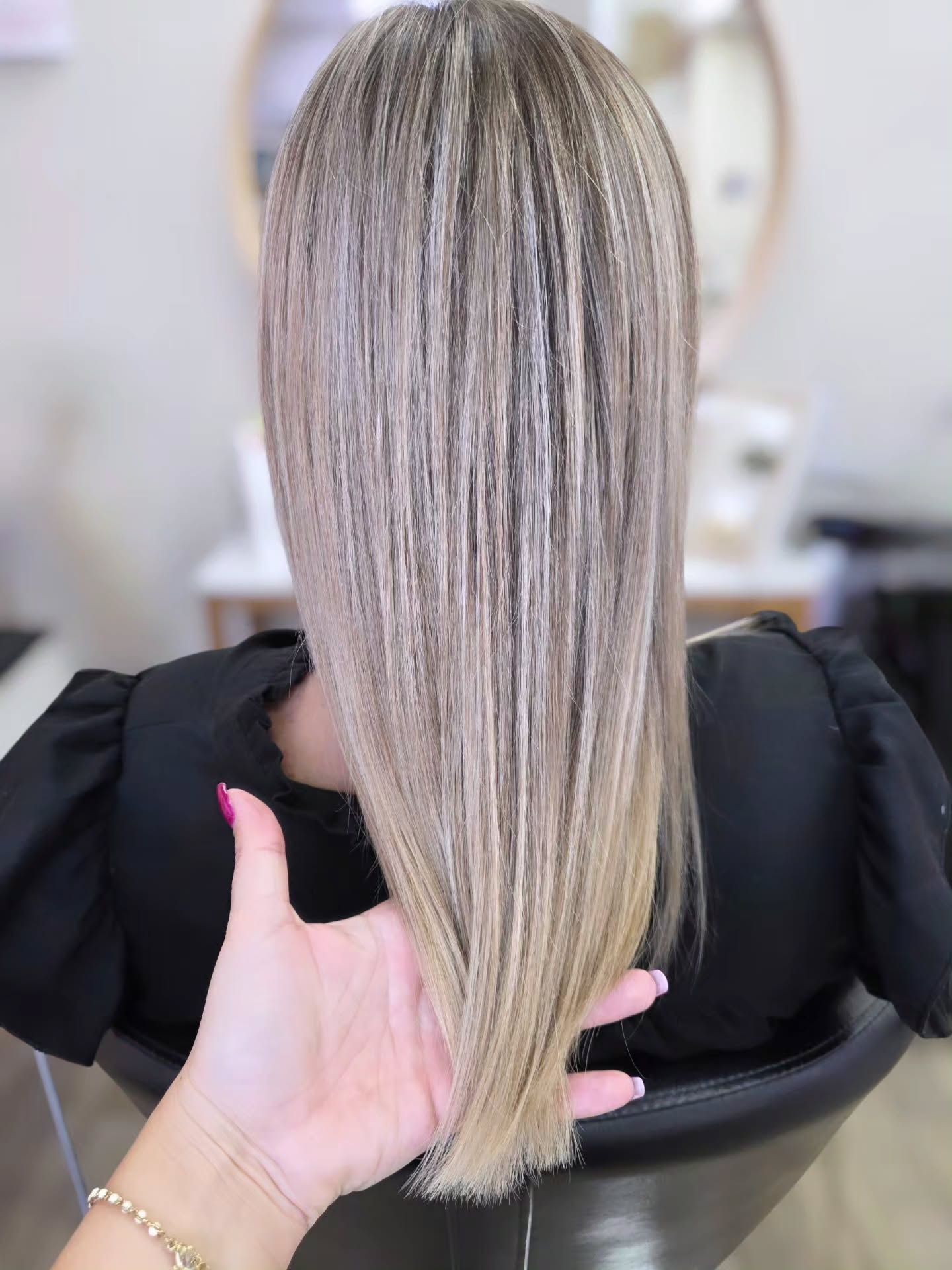 ✨️Mèches & patine – un blond lumineux et parfaitement nuancé ✨
Un joli travail de mèches fines pour apporter de l’éclat, suivi d’une patine sur-mesure qui révèle ce blond doux, lumineux et harmonieux 🤍
Un résultat naturel et moderne, idéal pour illuminer la chevelure sans effet de démarcation.
📅 Envie d’un diagnostic ou d’un devis ?
L’équipe de L’Esprit Coiffure – Noyelles-Godault vous accueille du lundi au samedi.
Rendez-vous sur nôtre site Www.espritcoiffure.fr
A bientôt 🥰