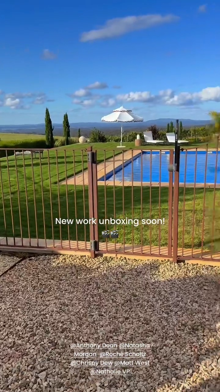 Another sneak peak behind the lens ~
An extended cut at our poolside shoot, capturing the ideas, conversations, and creativity shaping the first chapter of Build & Style — a collaboration between @downeeaustralia and @natasha_morgan_, bringing design, building, and storytelling together.
The vision is evolving. Stay with us as it unfolds.
•
•
•
•
•
#BuildAndStyle
#Downee
#NatashaMorgan
#DesignInMotion
#DesignInspiration
#CreativeCollaboration
#BehindTheScenes
#shootday
#rolling
#lightscameraaction
@toffeestudiosau
@roche_scholtz_