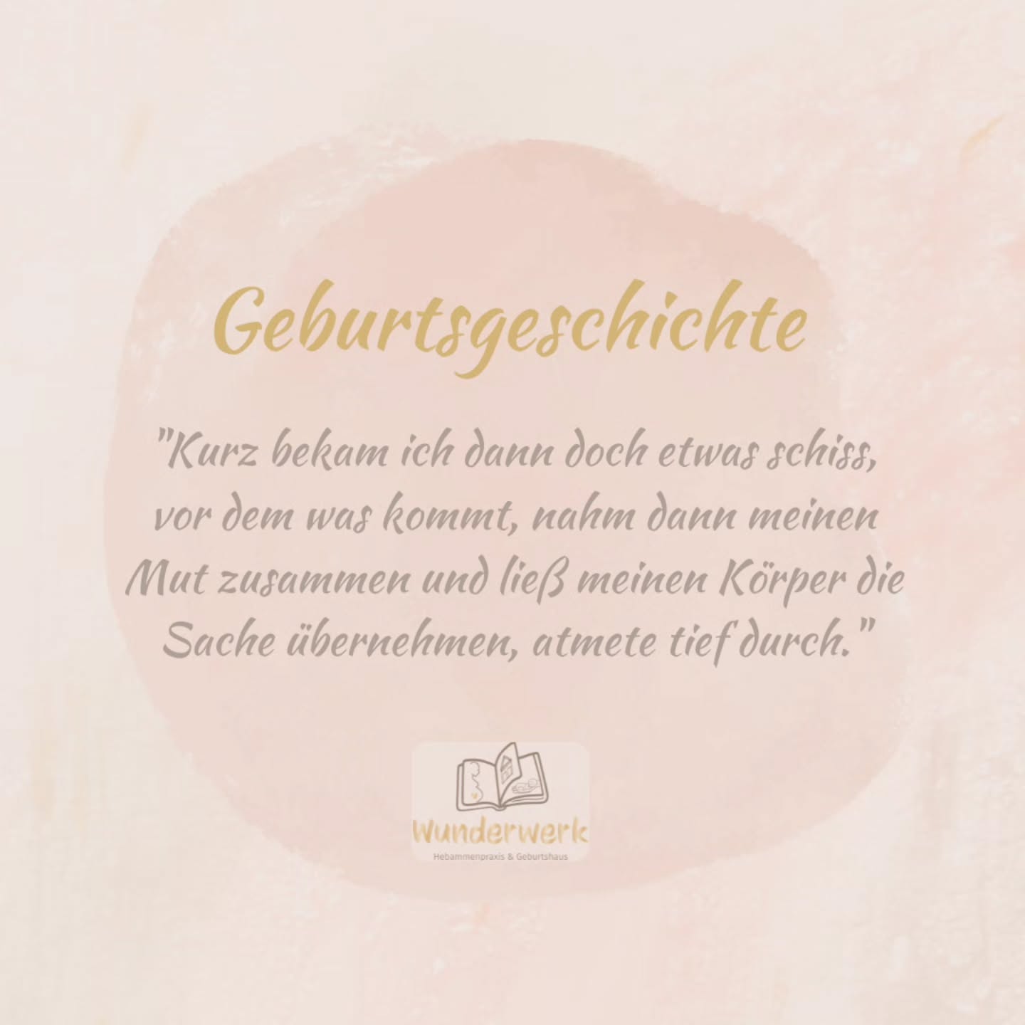 Eine weitere, besondere und sehr ausführliche Geburtsgeschichte für euch! ✨️ Diesmal von einer Erstlings-Mama 💛 danke fürs schreiben!!
Ab jetzt möchten wir euch regelmäßig einen realistischen Einblick in die außerklinische Geburtshilfe geben.
Wenn dich solche Berichte aufgrund eigener Erfahrungen triggern könnten, achte gut auf dich - scroll in dem Fall lieber weiter.
Los geht's, viel Freude euch beim Lesen.
Es ging auch wenn das ja durchaus normal ist für uns als erst Eltern doch überraschend 1 Woche vor Termin los.
Freitag Abend merkte ich, irgendwas war anders, habe mich jedoch nicht weiter daran gestört denn es ging mir gut. Also normal Essen, ins Bett und Ende.
Die Nacht war nicht so entspannt wie gedacht jede Stunde wurde ich wach, habe mir zu dem Zeitpunkt jedoch noch nicht weiter was dabei gedacht.
Der Samstag war recht ereignislos bis darauf das ich immer öfter merkte wie sich mein Körper anspannte. Zuhause setzte ich mich vormittags irgendwann auf unseren Gymnastikball (extra für diese Situation angeschafft), da wusste ich noch nicht das ich die nächsten Stunden wohl auf ihm leben werde.
Gegen 18 Uhr kamen die Wehen (ich war noch von Krämpfen oder sonst was ausgegangen) mal alle 5 min dann mal erst nach 20 min wider.
Da wir keine Ahnung hatten was wir machen sollten entschied ich mich mal im Geburtshaus anzurufen. Denn ich wollte nicht mitten in der Nacht wegen nichts anrufen. Daher fand ich 18/19 Uhr wäre es ok mal nachzufragen was wir machen sollen.
Gesagt getan, Tanja war am Telefon, zuerst die Frage ob es mir denn soweit gut ginge was ich bejahen konnte. Ob die Fruchtblase geplatzt sei konnte ich nicht beantworten. Wir einigten uns das ich mich wieder melde, wenn ich mich nicht mehr wohlfühlen würde und ich sollte mal die Badewanne testen ob sich was verändert.
In der Badewanne war es weder besser noch schlechter.
-- Weiter geht es in den Kommentaren--