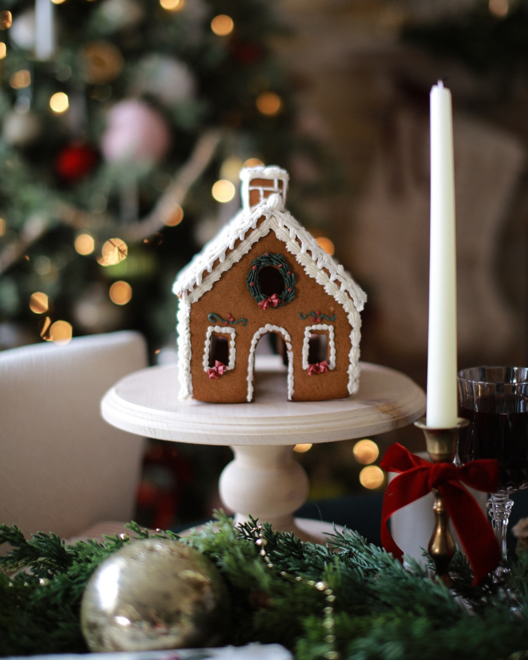 There’s a certain moment in December when the whole house starts to smell like cinnamon and stories. Warm kitchens, slow afternoons, spices drifting through the air like memory itself. Gingerbread has a way of making the season feel softer ♥️
The ginger, the cloves, the sweet molasses warmth… suddenly we’re back in childhood kitchens, waiting by the oven, feeling safe and seen without even knowing why.
It isn’t just a recipe. It’s the comfort of tradition, the calm we didn’t realize we needed, the quiet joy of something homemade and unhurried.
Here’s to the little rituals that make this time of year feel like home 🥰 The mixing, the decorating, the sharing, the simple magic of gingerbread season.