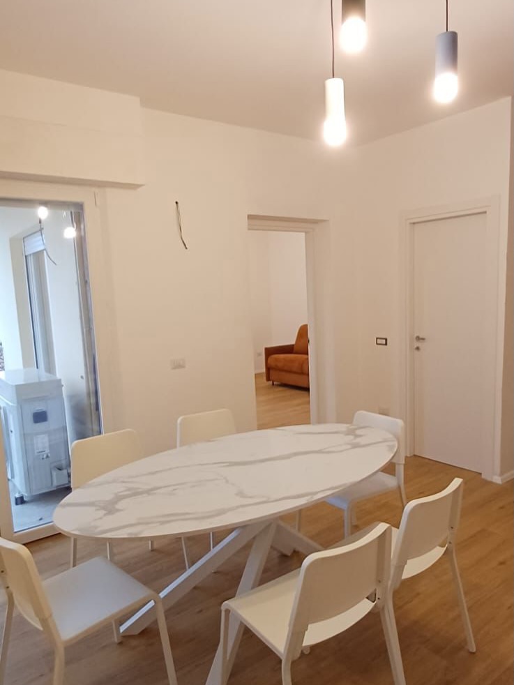 Inaugurati gli appartamenti di Via Marconi 37 Altopascio (LU)
Siamo orgogliosi di condividere con voi un progetto che rappresenta molto più di una semplice ristrutturazione edilizia: gli appartamenti di Via Marconi 37 ad Altopascio sono ufficialmente inaugurati.
Realizzati da Costruire Srl, questi spazi sono stati completamente riqualificati per diventare alloggi per l’abitare supportato e l’housing temporaneo, destinati a percorsi di autonomia per persone con fragilità e disabilità.
Un lavoro curato in ogni dettaglio, dove funzionalità, sicurezza e accoglienza si fondono per dare vita ad ambienti moderni, luminosi e confortevoli.
All’inaugurazione erano presenti amministrazione comunale, operatori e cittadini: un momento importante che segna l’inizio di un progetto sociale di grande valore per tutta la comunità altopascese.
📍 Via Marconi 37 – Altopascio
🔧 Riqualificazione completa a cura di Costruire Srl
🤝 In collaborazione con Comune di Altopascio, C.E.I.S. e tutti i partner istituzionali del progetto Next Generation EU.
Un risultato che ci rende fieri e che dimostra, ancora una volta, come il nostro impegno non sia solo costruire edifici, ma creare luoghi che migliorano la vita delle persone.
#CostruireSrl #RiqualificazioneEdilizia #progettisociali