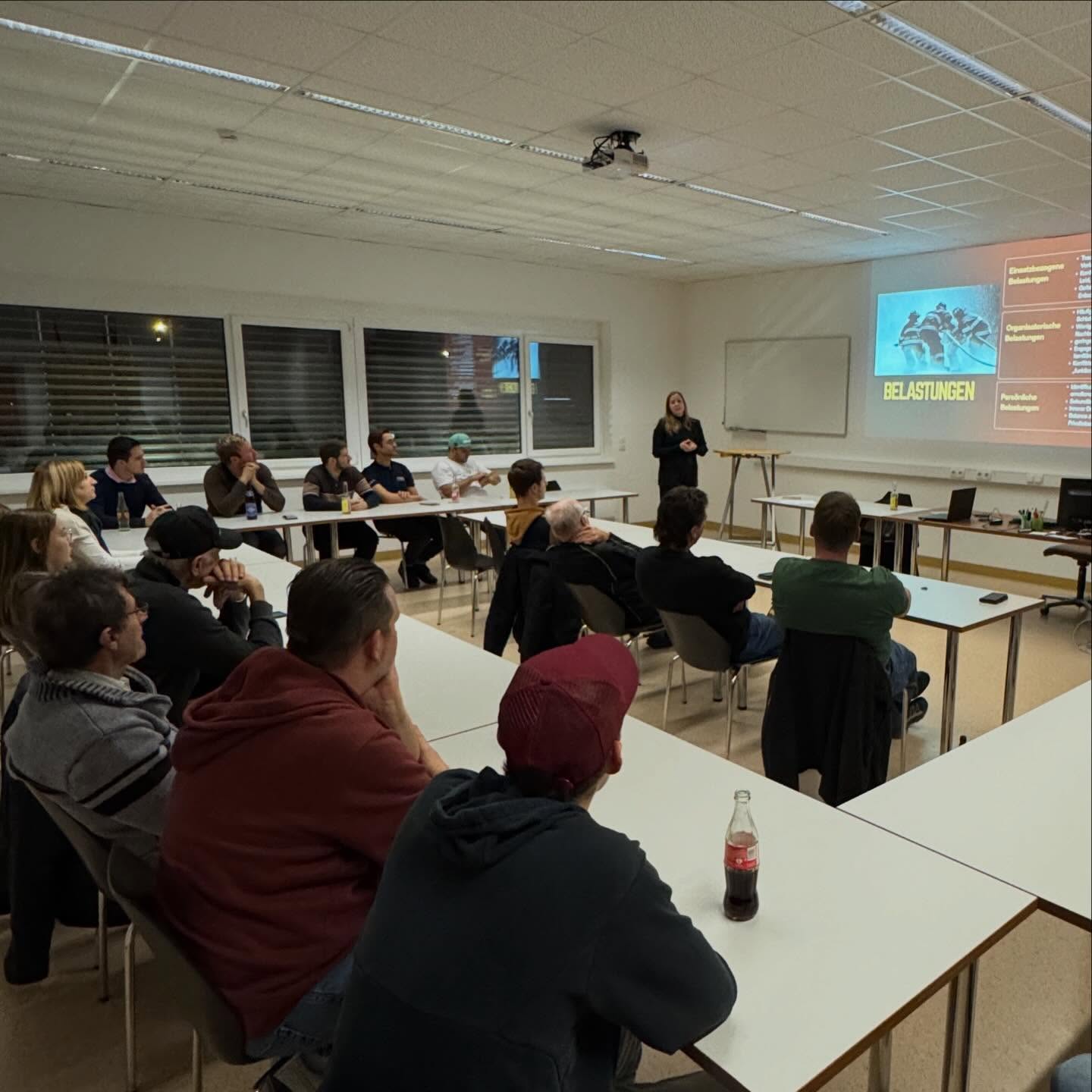 28.11.2025 – Winterschulung 📖🙇♂️zum Thema „Wenn Helfer leiden“ mit Selina Ehrenhöfer!
Harte Schale – weicher Kern. So sind (Gott sei Dank!) auch viele Kameraden*Innen in einer freiwilligen Feuerwehr „veranlagt“.
Selina hat uns unmissverständlich erklärt und „ans ❤️Herz gelegt“, wie enorm wichtig es ist nach belastenden Einsätzen das „Gespräch“ zu suchen, den Einsatz zu verarbeiten, auch Hilfe zu suchen und diese zuzulassen.
Themenbereiche wie beispielweise „Belastungen“, „Differenzierung von Sympathikus und Parasympathikus“, „was ist ein Trauma“ oder „Prävention“ wurden gemeinsam erarbeitet, besprochen und thematisiert. 👍👏
Danke🙏, liebe Selina, von uns 25 (diese stolze Zahl zeigt wie hoch das Interesse an diesem Thema war) an der Winterschulung interessierten Kameraden*Innen. Du hast uns in vielen Bereichen sensibilisiert und aufgezeigt, dass es enorm wichtig ist, offen mit diesen Themen umzugehen.
@selina_ehr
www.psychotherapie-ehrenhoefer.at
© SJF