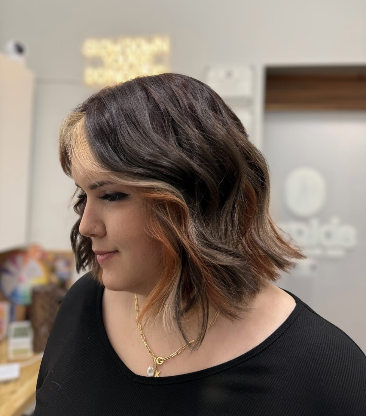 The beauty of hair color is the ability to customize it & make you feel like your 100% authentic self.
Calico color patterns are so fun because you can do something bold and striking or soft and stunning while still using the same palette.
I am obsessed with this end result & it is giving me all the fall vibes.
#woodlandshairstylists #conroehairstylist #conroesalon #montgomeryhairstylist