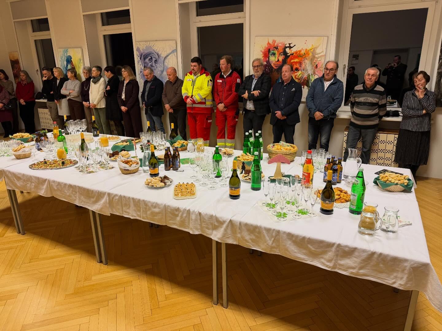 Unsere Feuerwehr war am 01.01.2026 zum „Neujahrsempfang der katholischen Pfarrgemeinde Großpetersdorf“ geladen. 🙏
Gerne haben wir diese Einladung angenommen, danken für das wertschätzende Miteinander und freuen uns auf ein gemeinsames – unter Gottes Schirm stehendes – Jahr 2026!
© SJF