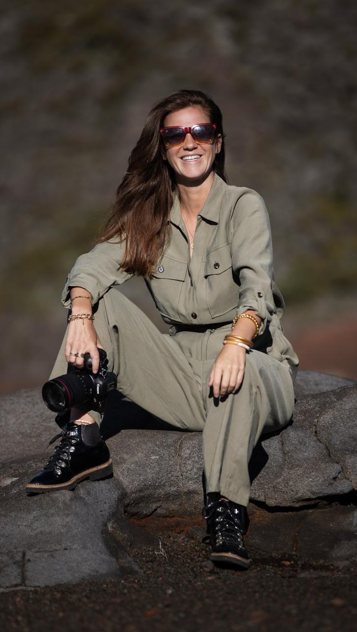 🎬 Une séance photo avec moi, c’est jamais juste : “regarde l’objectif et souris”.
Non. C’est plutôt : on papote, on rigole, on s’installe, on respire… on se vide l’esprit, et on kiff cet instant à 💯 !!
Mon objectif (le vrai comme le figuré 😄), c’est que vous soyez à l’aise, que vous profitiez du moment.
Parce qu’une séance photo, c’est aussi (et surtout) un moment pour vous, que vous soyez seul-e, avec votre chéri-e ou votre famille.
Non vous n’êtes pas modèle pro, et c’est ok, ok de ne pas avoir la pose parfaite, ou de savoir quoi faire.
Alors venez comme vous êtes, ce qui compte, c’est ce que vous ressentez, ce que vous vivez, je m’occupe de capter 📸
—
🎥 Merci infiniment @lejeunefrederick pour ces coulisses 🙏🧡
Je suis Carmen, photographe de vos chapitres de vie, créons ensemble vos souvenirs de demain ✨
📍La Réunion & métropole
→ Infos et contact : tout est en bio ✉️
📅 2025 COMPLET - à partir du 12 janvier DISPOS
#photographelaréunion #photogrossesse974 #photographeiledelareunion