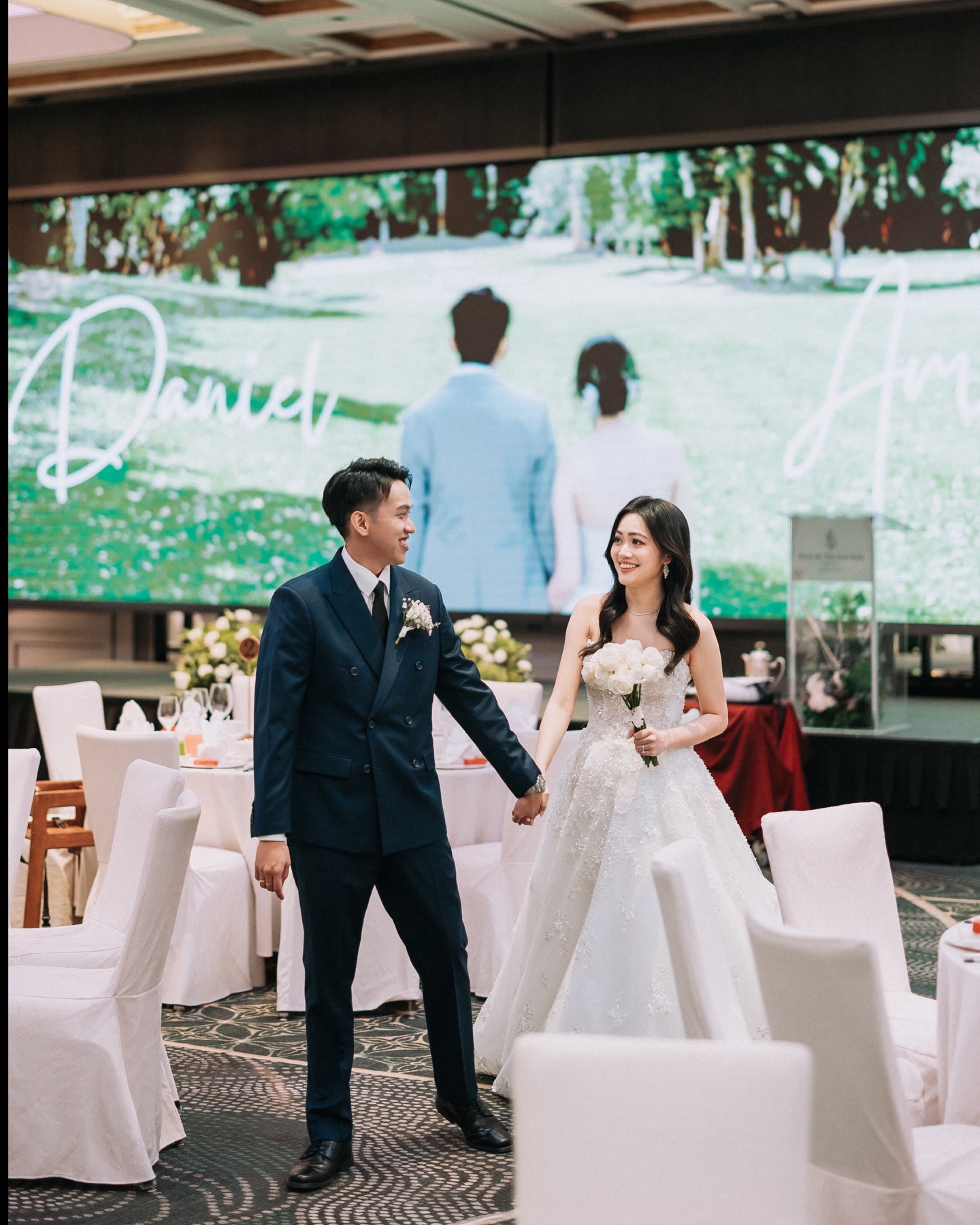 Celebrating the sweetest couple — Daniel & Amelia’s forever! A day full of SMILES ✨
•
pg / @freddywongphotography
vg / @rytone.co
gown / @thegownconnoisseur
sangjit / @chambre.sg
emcee / @petitemcee
venue / @fssingapore